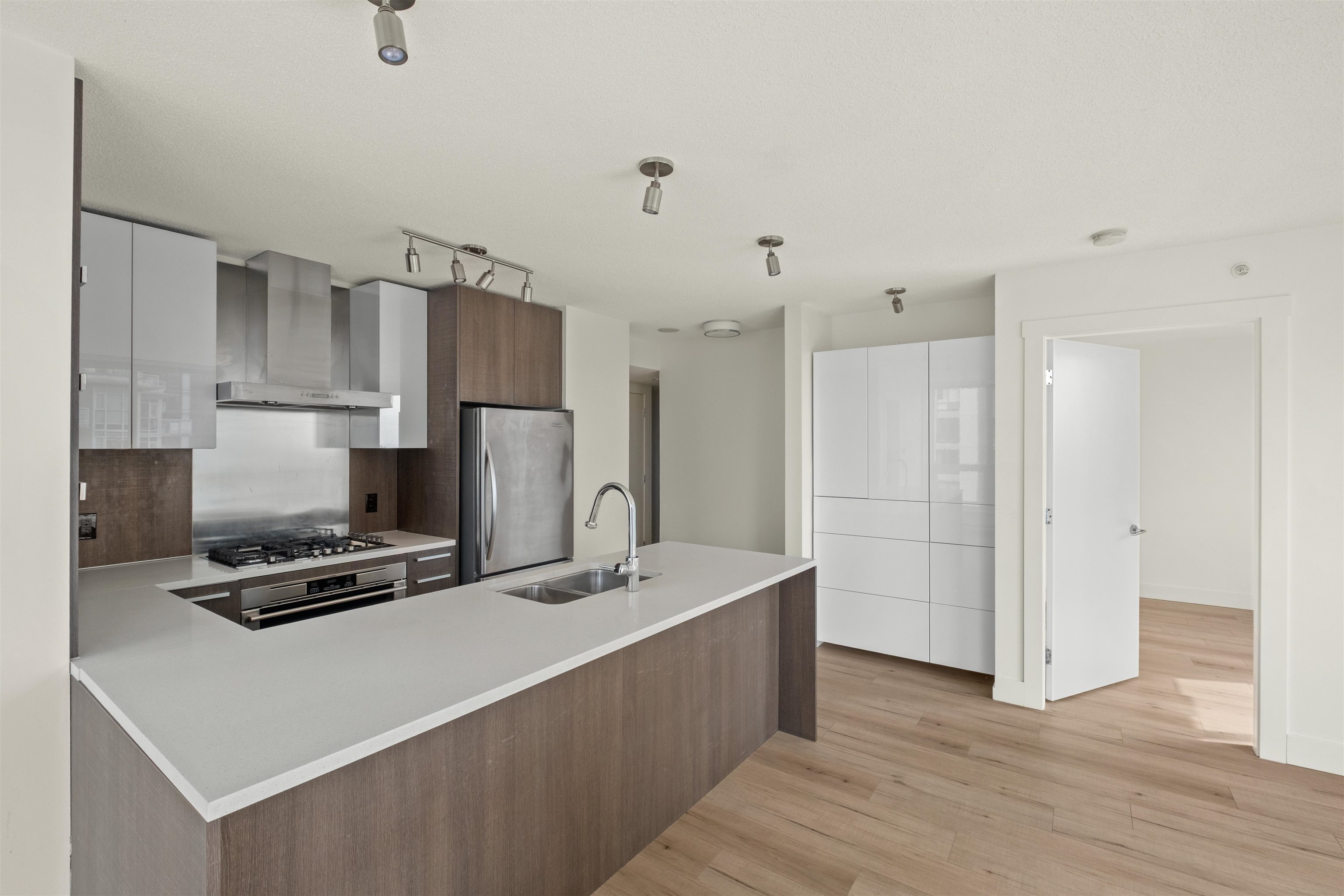 Additional image 4 of 2306-3007 Glen Drive, Coquitlam, BC, V3B 0L8
