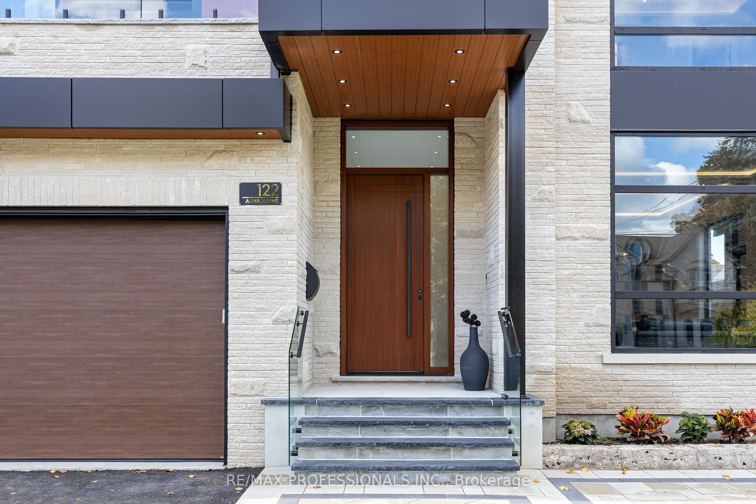 Additional image 3 of 122 Ashbourne Drive, Toronto, ON, M9B 4H8