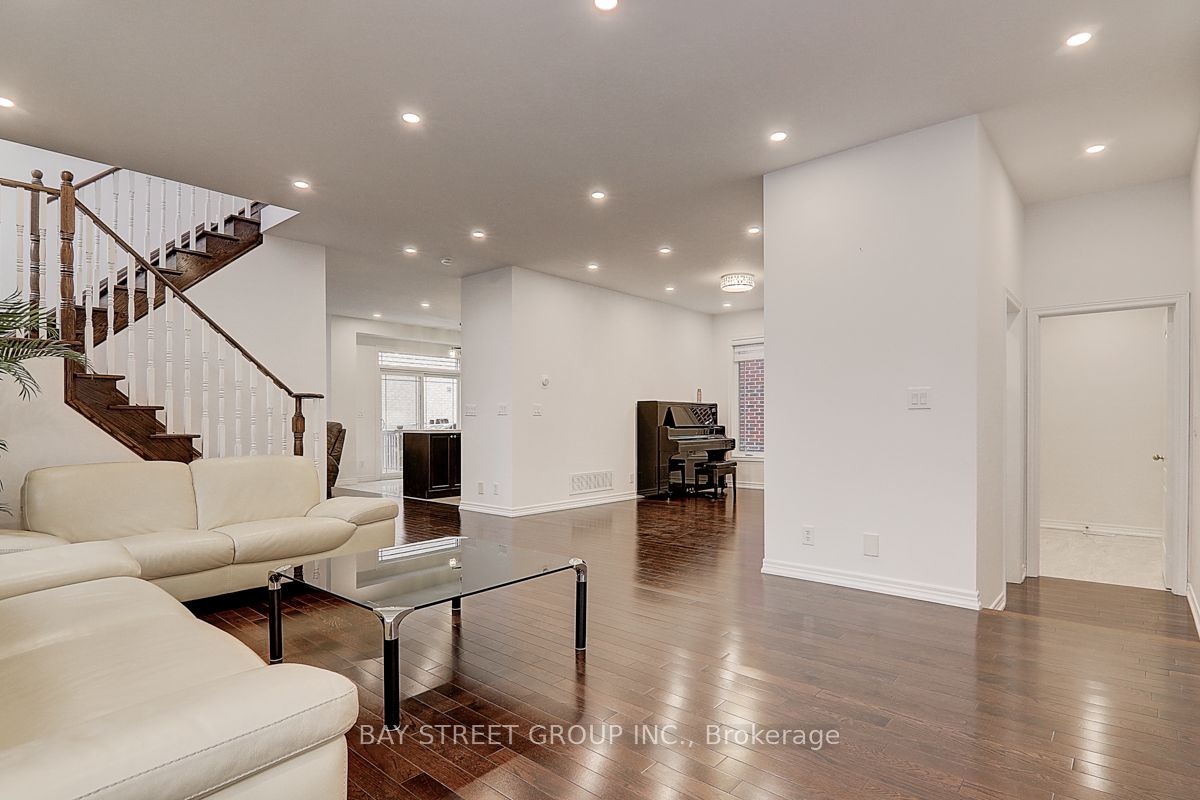 Additional image 4 of 201 Bilbrough Street, Aurora, ON, L4G 7X1
