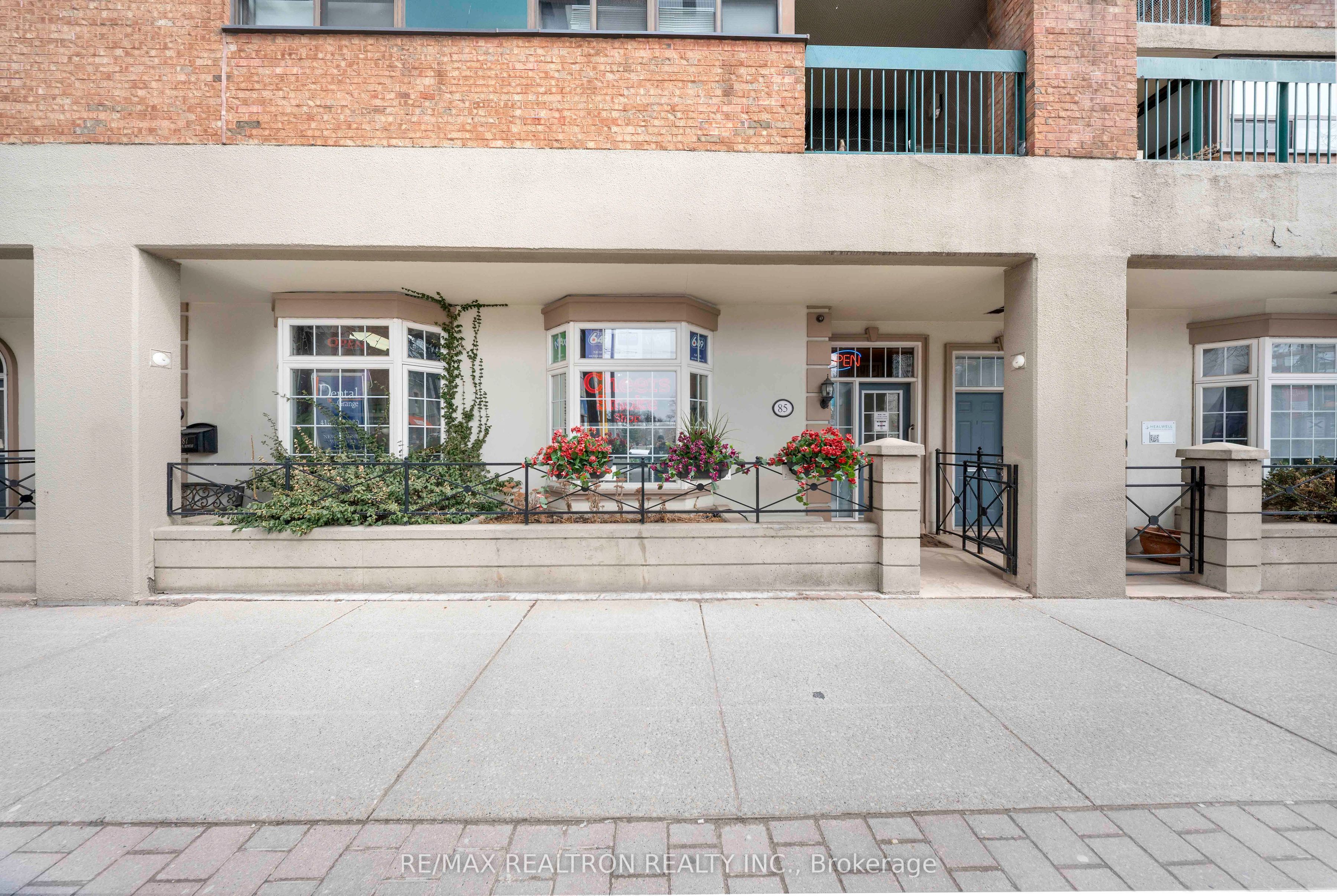 85 Mccaul Street N, Toronto, ON, M5T 2W7