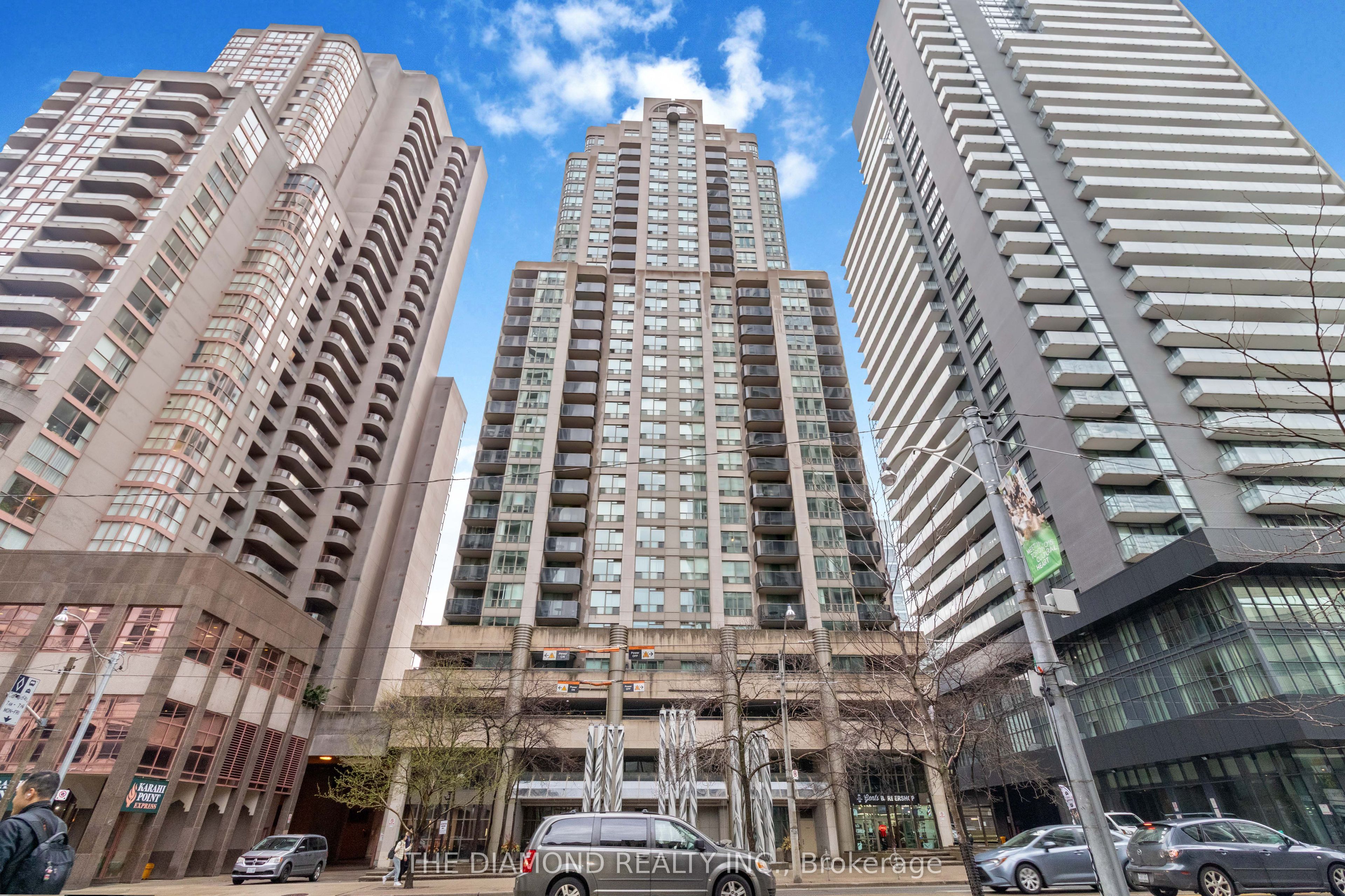 907-750 Bay Street, Toronto, ON, M5G 1N6