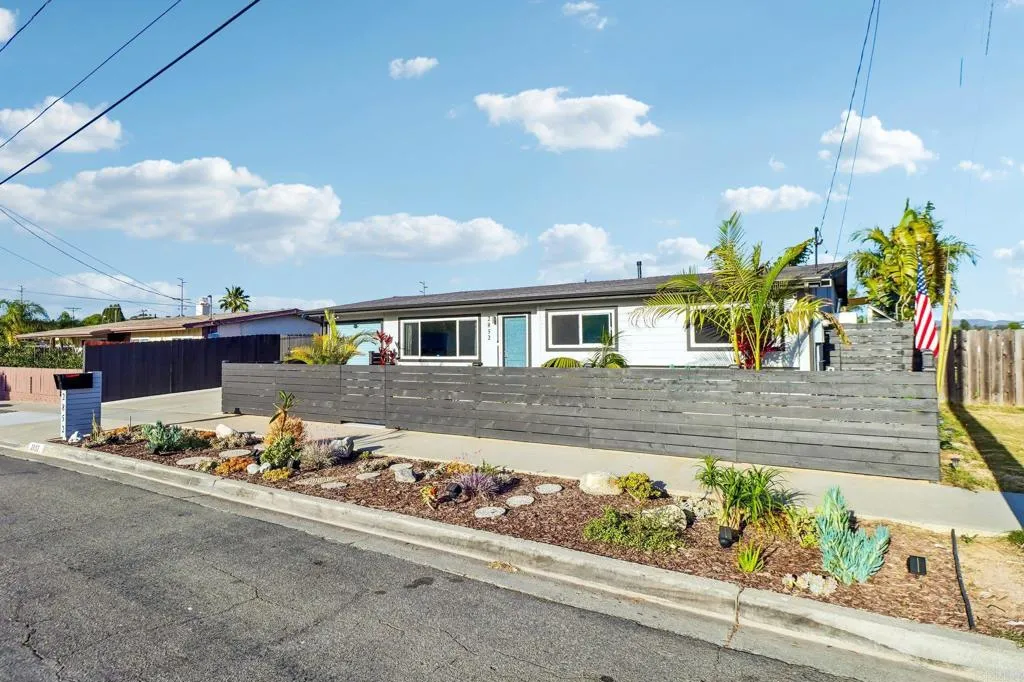 2852 Yvonne St, Oceanside, CA 92056