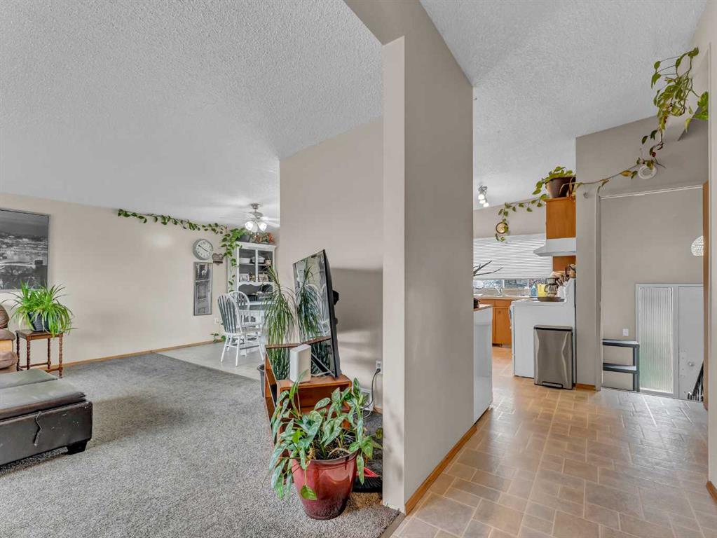 Additional image 5 of 561 12 Street NW, Medicine Hat, AB, T1A6R3