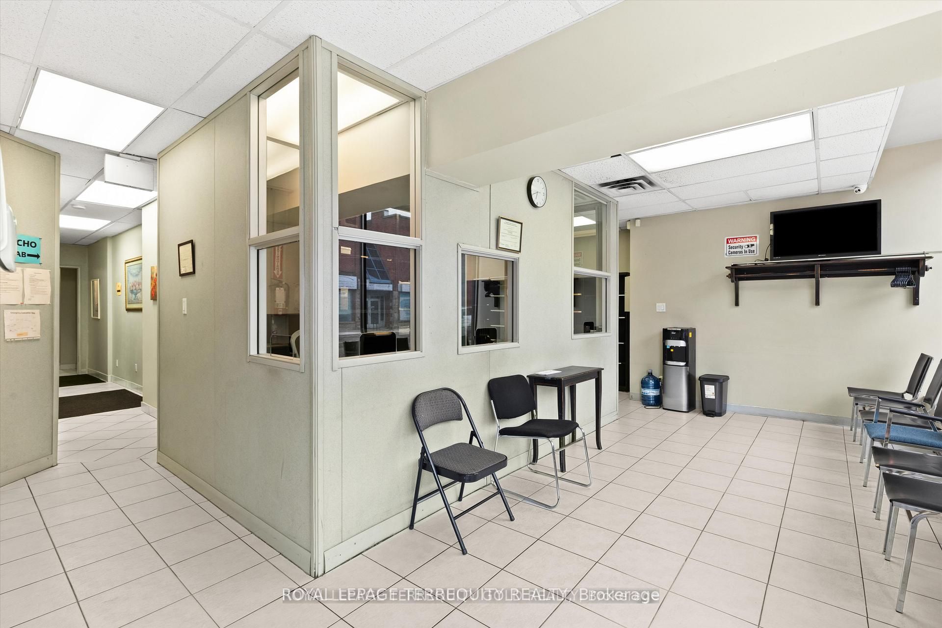 Additional image 3 of Grd Floor-1662 & 1664 Dufferin Street, Toronto, ON, M6H 3M1