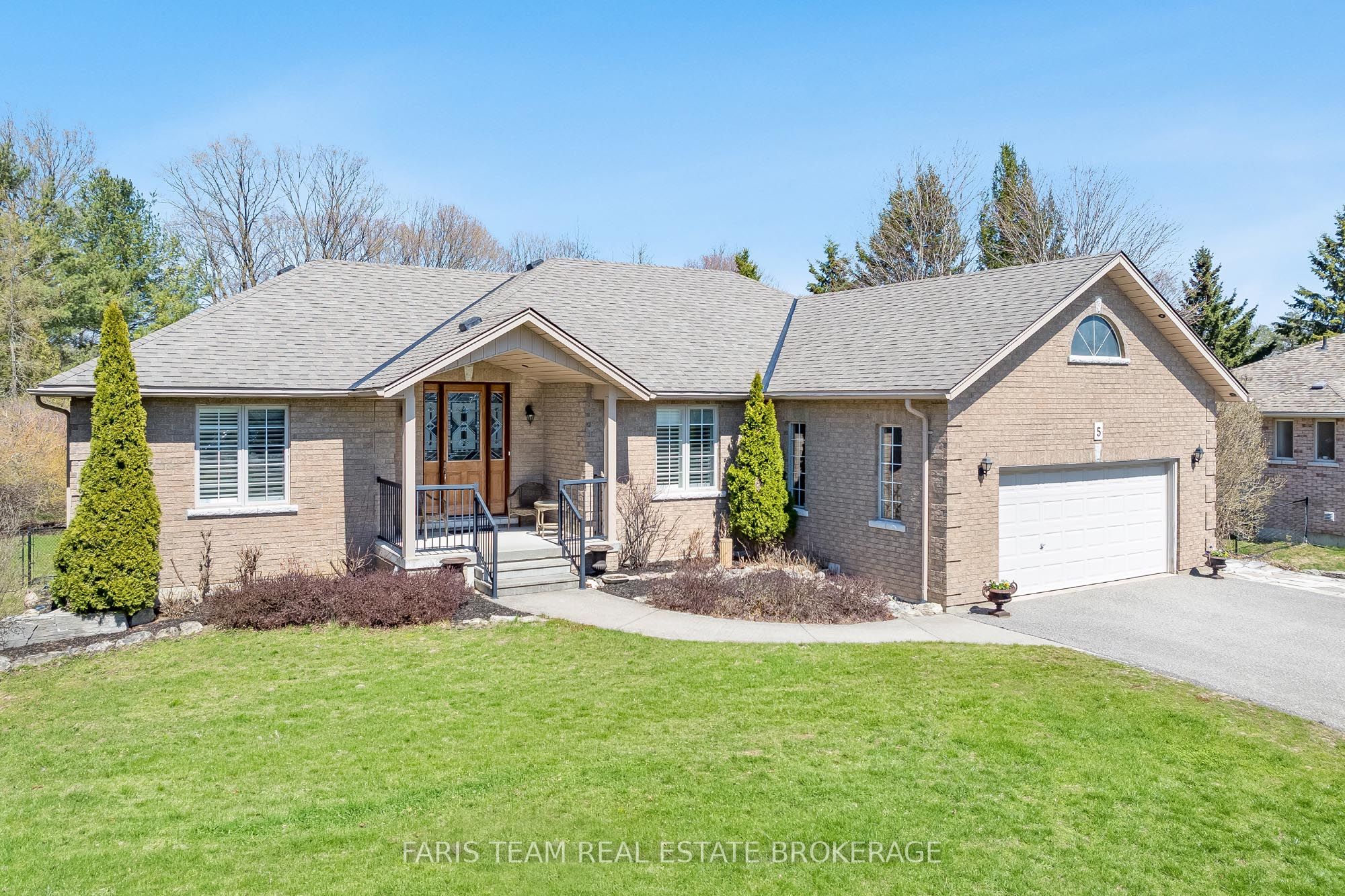 5 Blake Court, Wasaga Beach, ON, L9Z 1R8