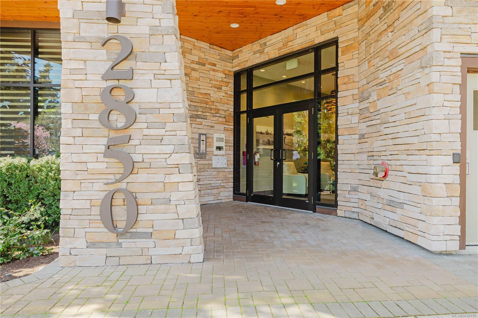 402-2850 Aldwynd Road, Langford, BC, V9B 3S7 photo 4