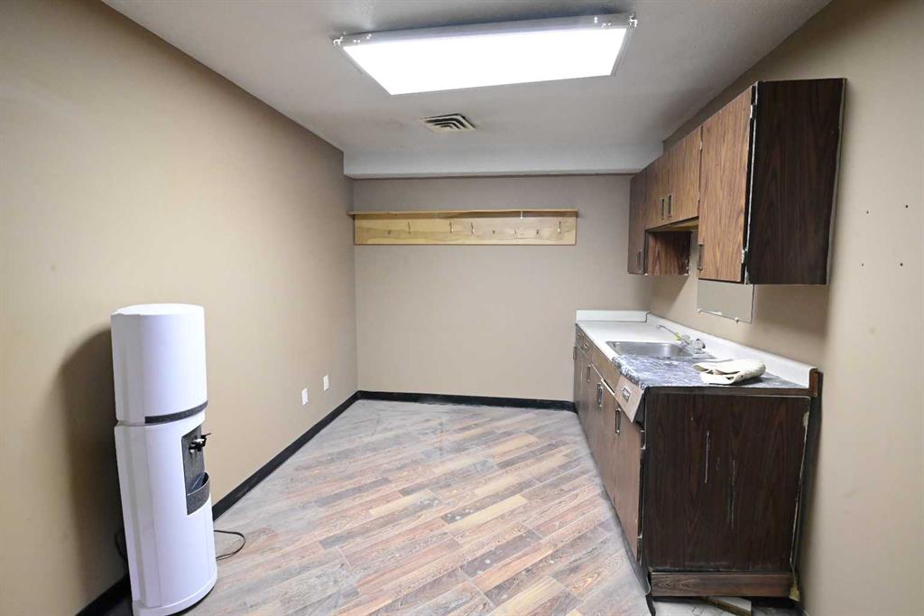 Additional image 4 of 4-7419 50 Avenue, Red Deer, AB, T4P 1M5