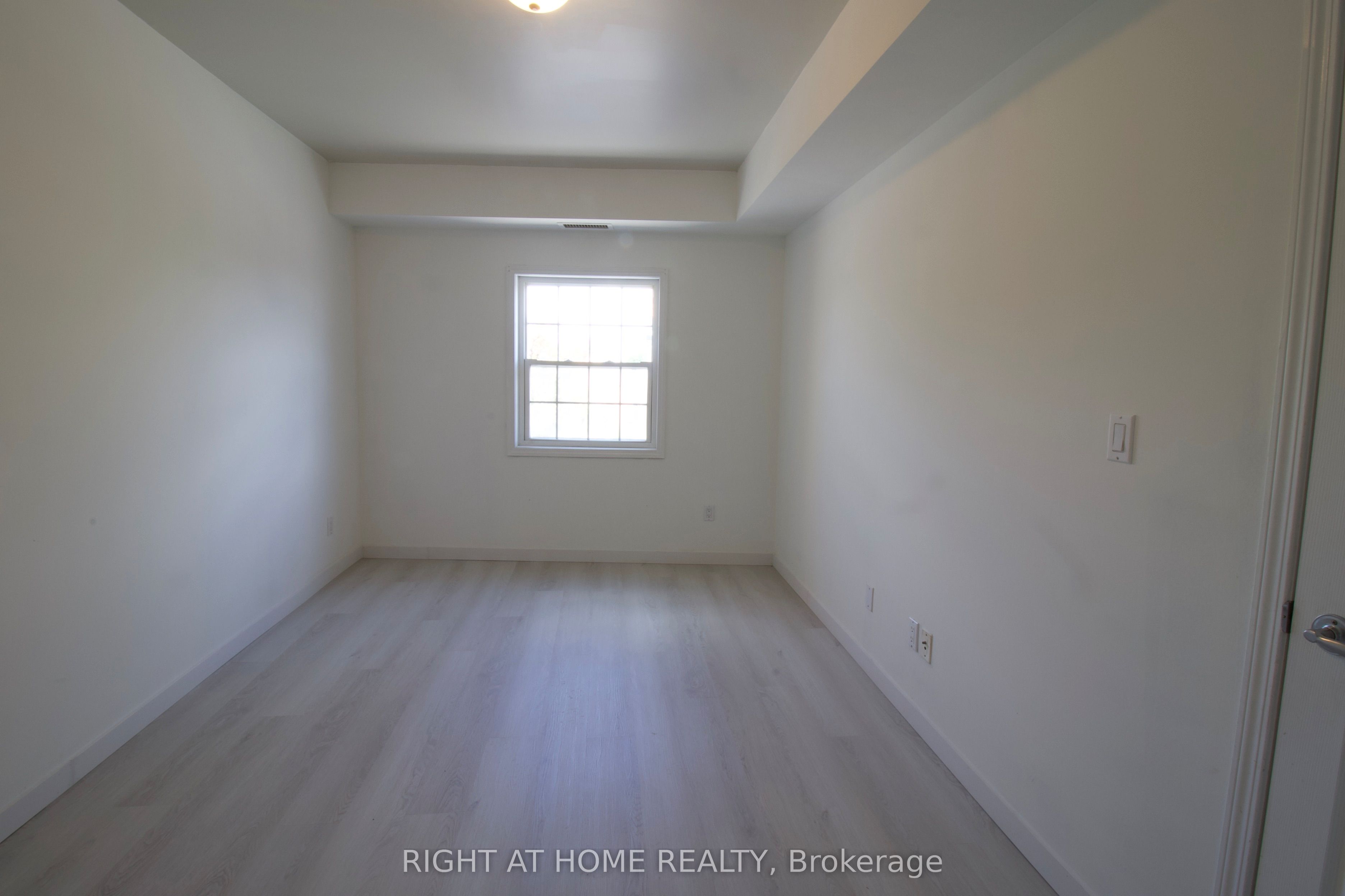 Additional image 6 of Unit 210 1 Centre Street W, Richmond Hill, ON, L4C 3P3