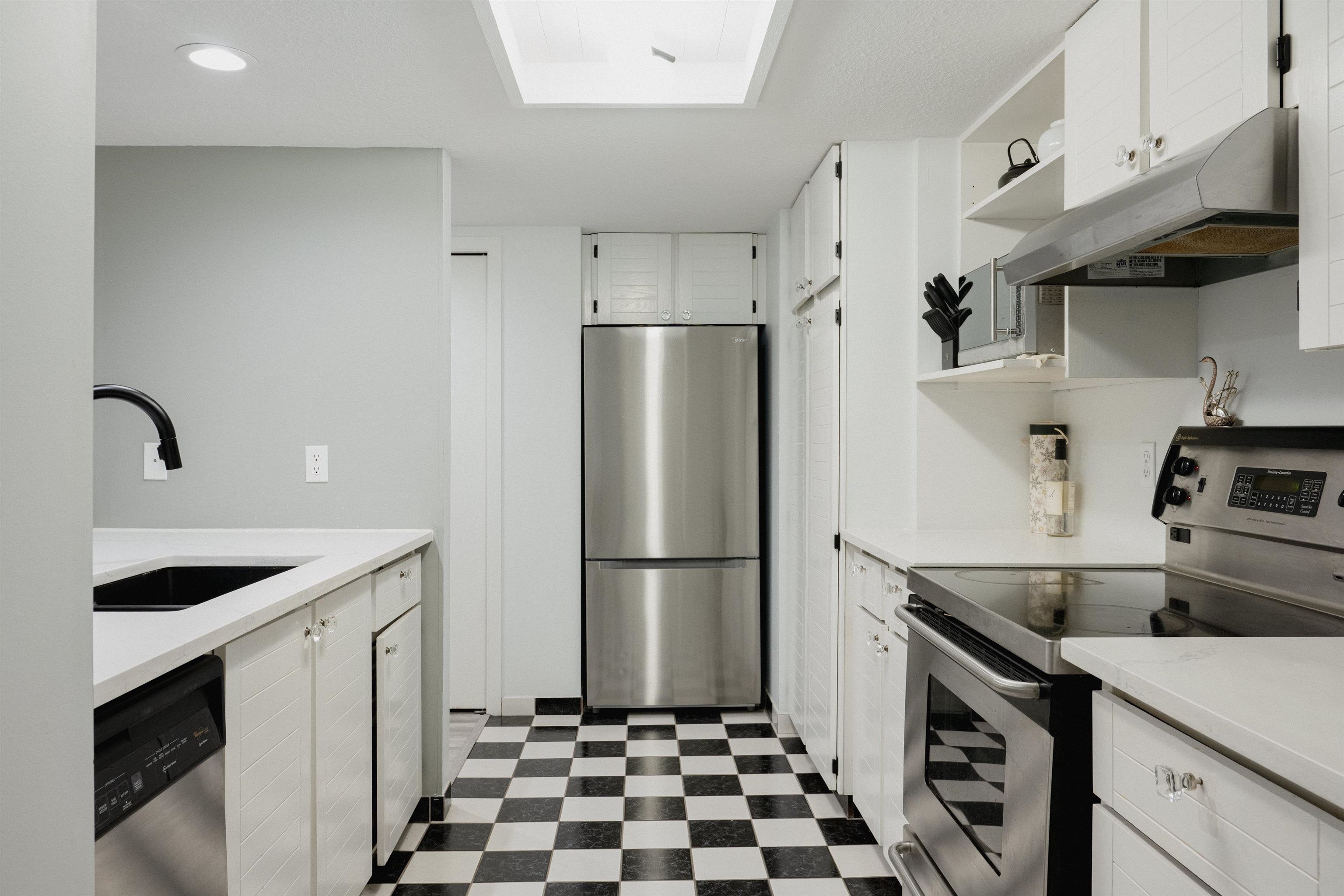 Additional image 3 of 102-15025 Victoria Avenue, White Rock, BC, V4B 1G2