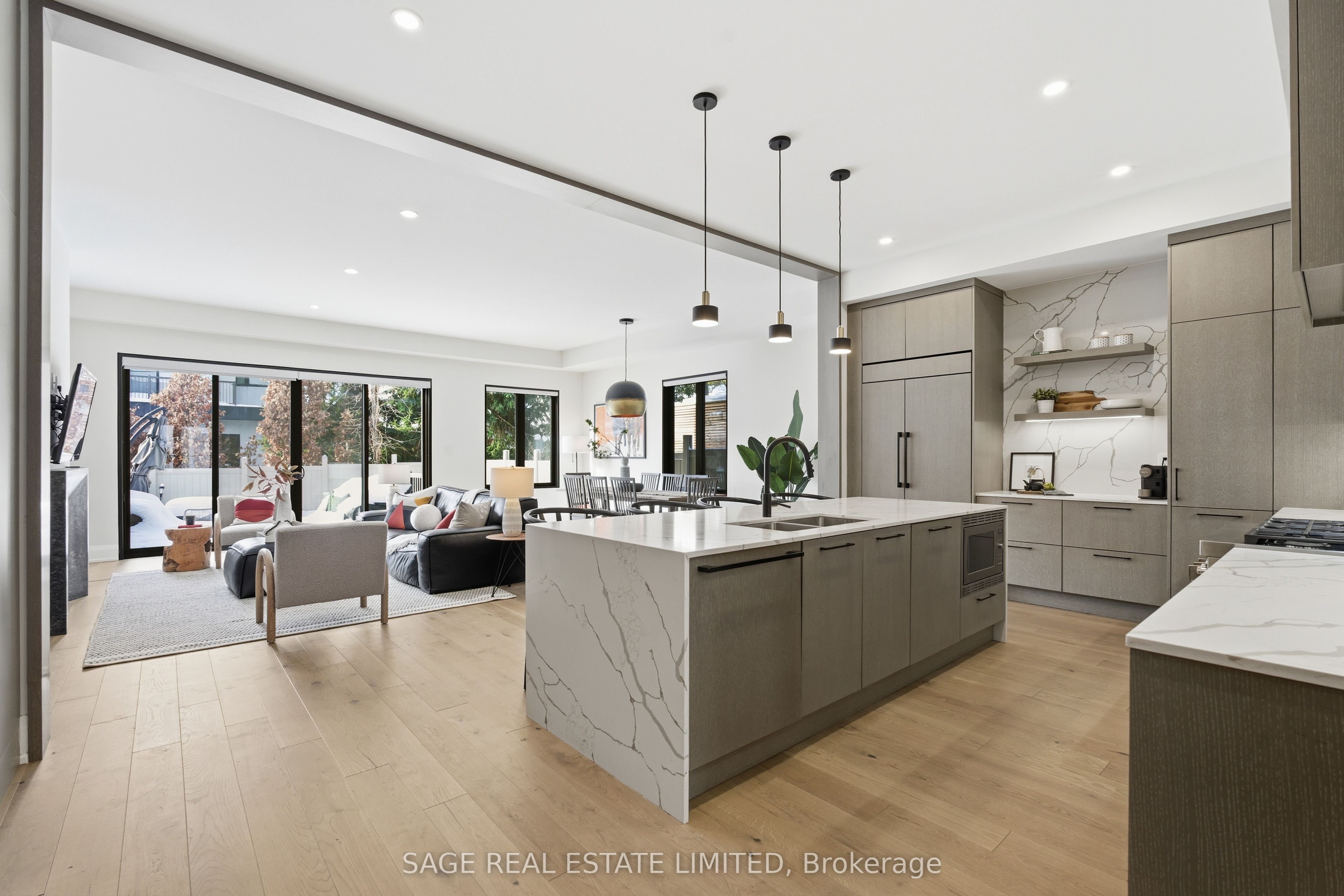 10 Brant Avenue, Mississauga, ON, L5G 3N8