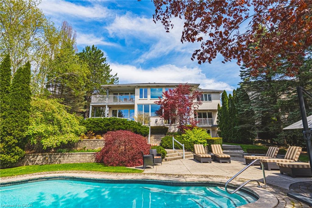 2 Anslow Court, Dundas, ON, L9H 6Z2