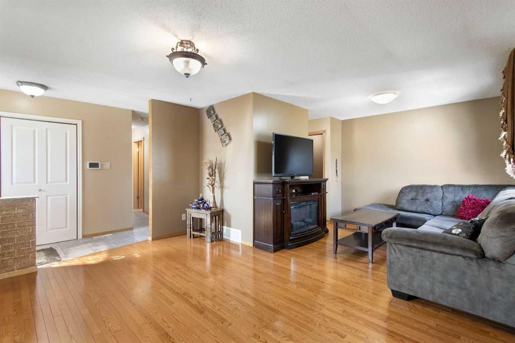 Additional image 2 of 1108 Marcombe Crescent NE, Calgary, AB, T2A4H7