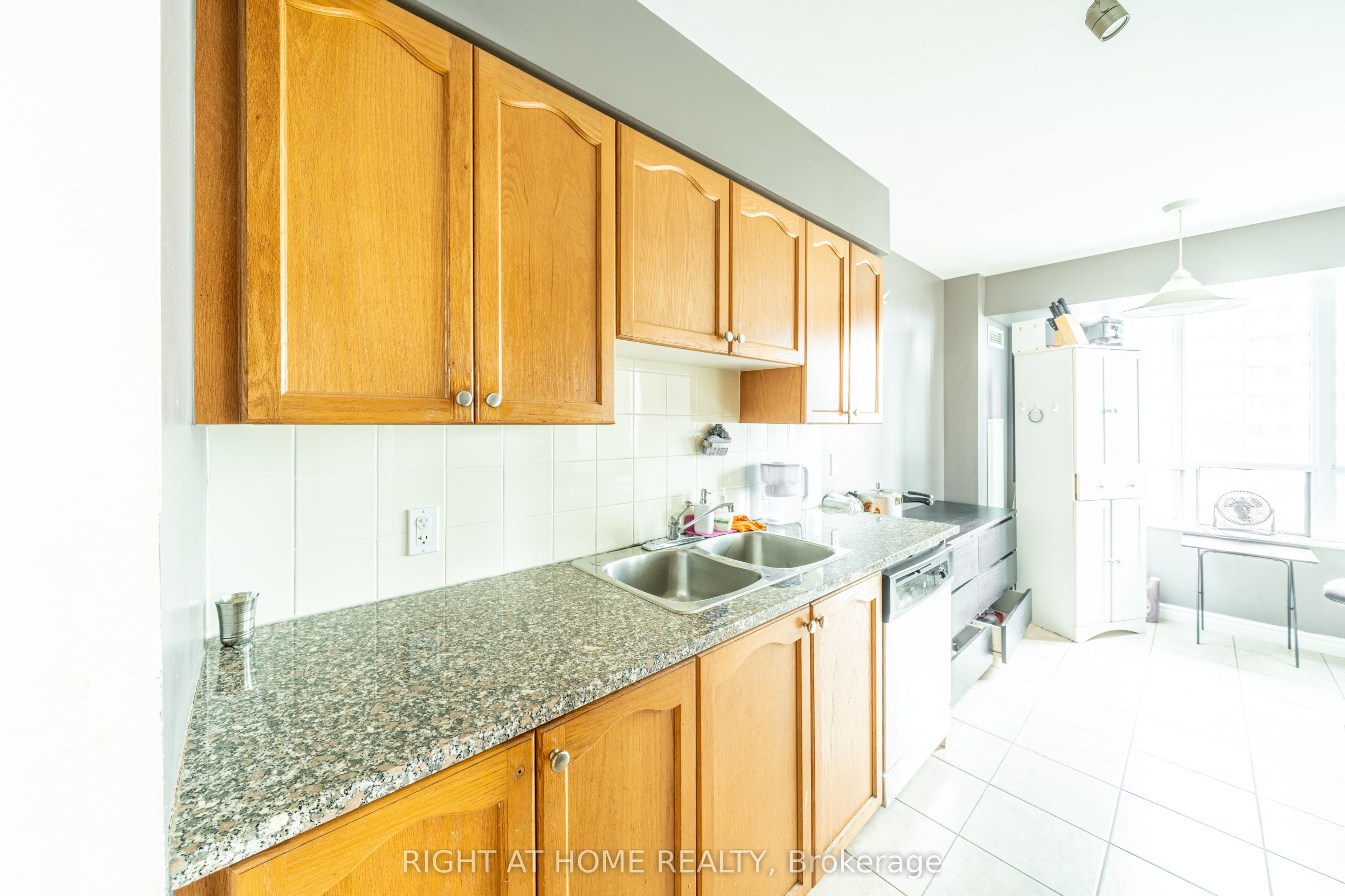 Additional image 4 of 711-335 Rathburn Road W, Mississauga, ON, L5B 0C8