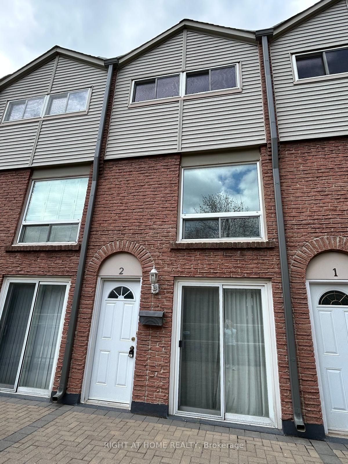 2-1666 Queen Street E, Toronto, ON, M4L 1G3