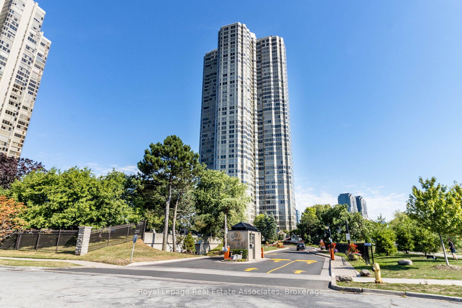 2407-1 Palace Pier Court, Toronto, ON, M8V 3W9