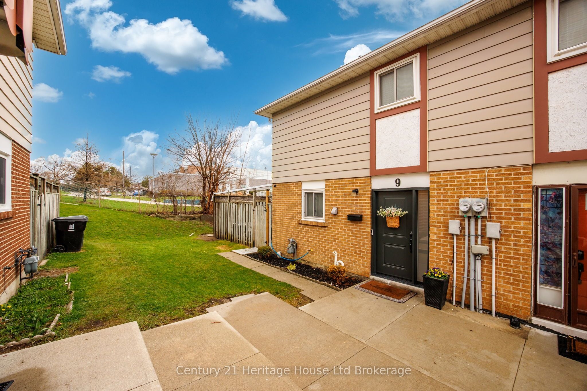 9 San Vito Way, Toronto, ON, M3L 2G7