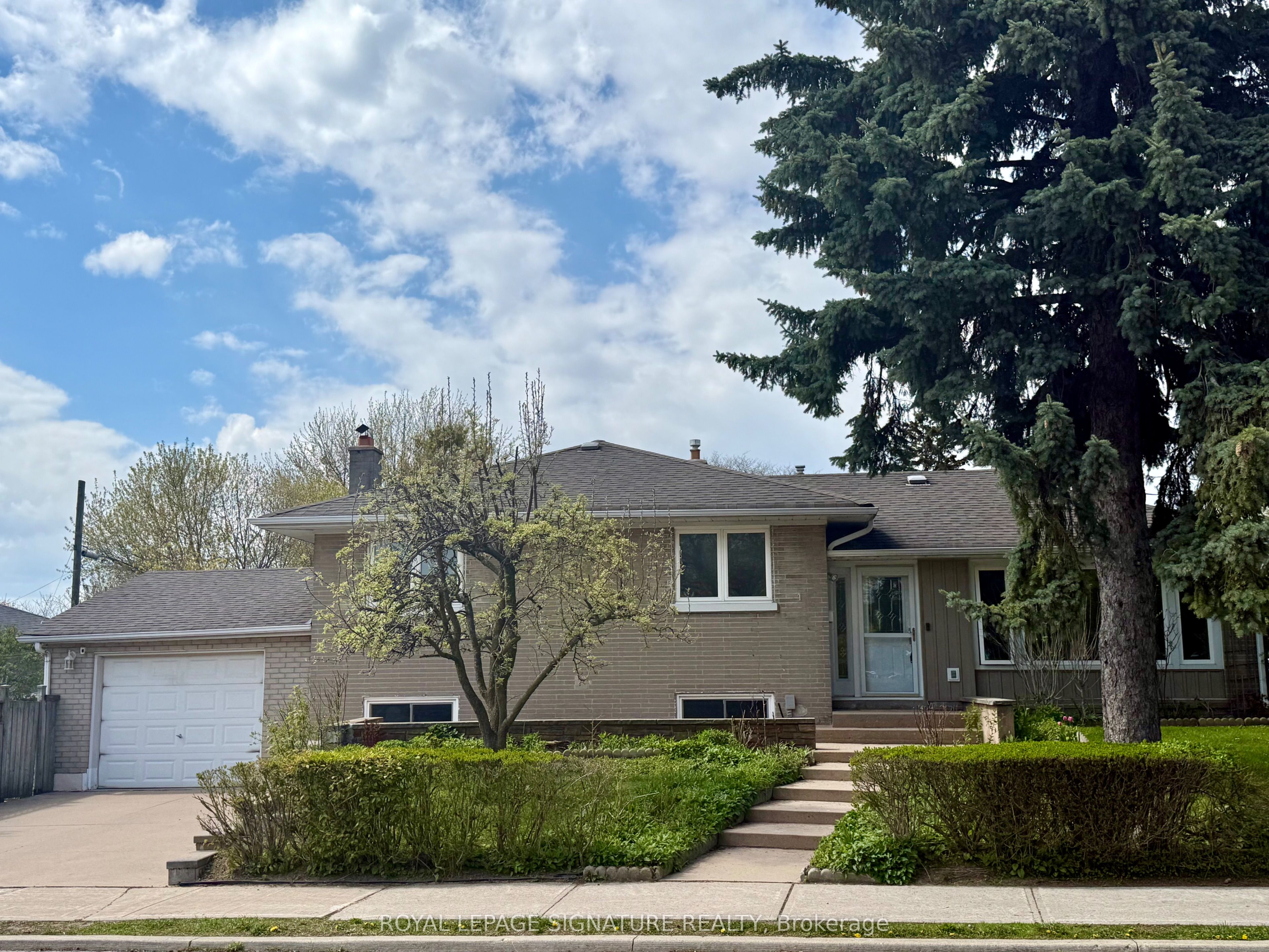 1 Charlemont Crescent, Toronto, ON, M1T 1M3