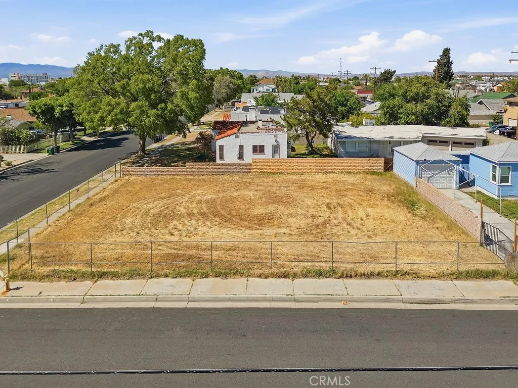 557 W Oldfield Street, Lancaster, CA 93534