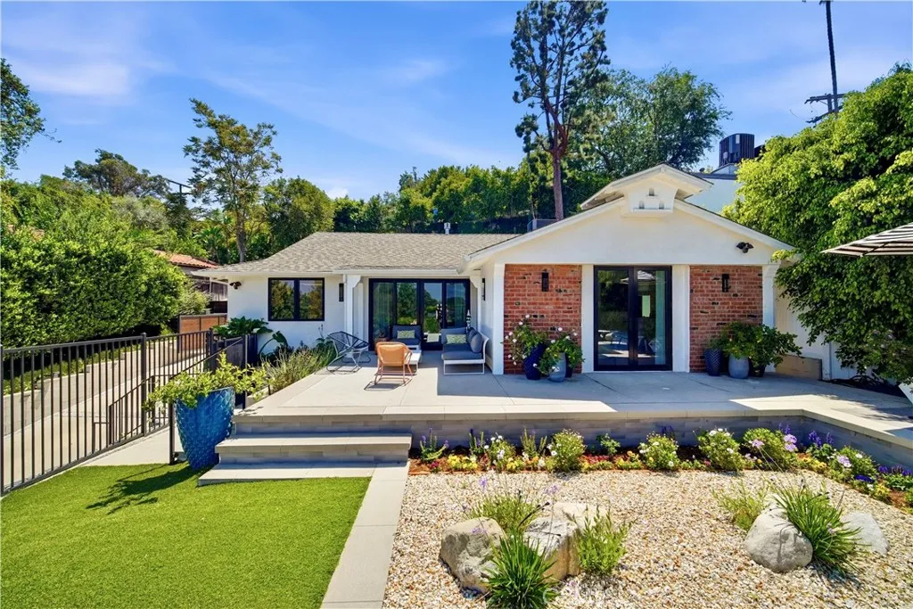 13646 Valley Vista Blvd, Sherman Oaks, CA 91423 photo 2