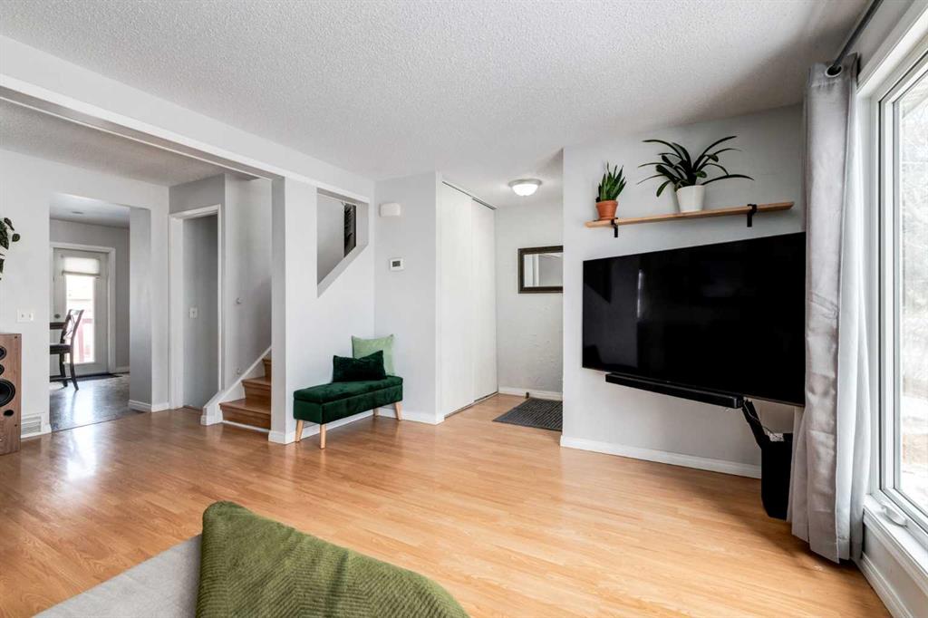 Additional image 3 of 955 Erin Woods Drive SE, Calgary, AB, T2B 2W4