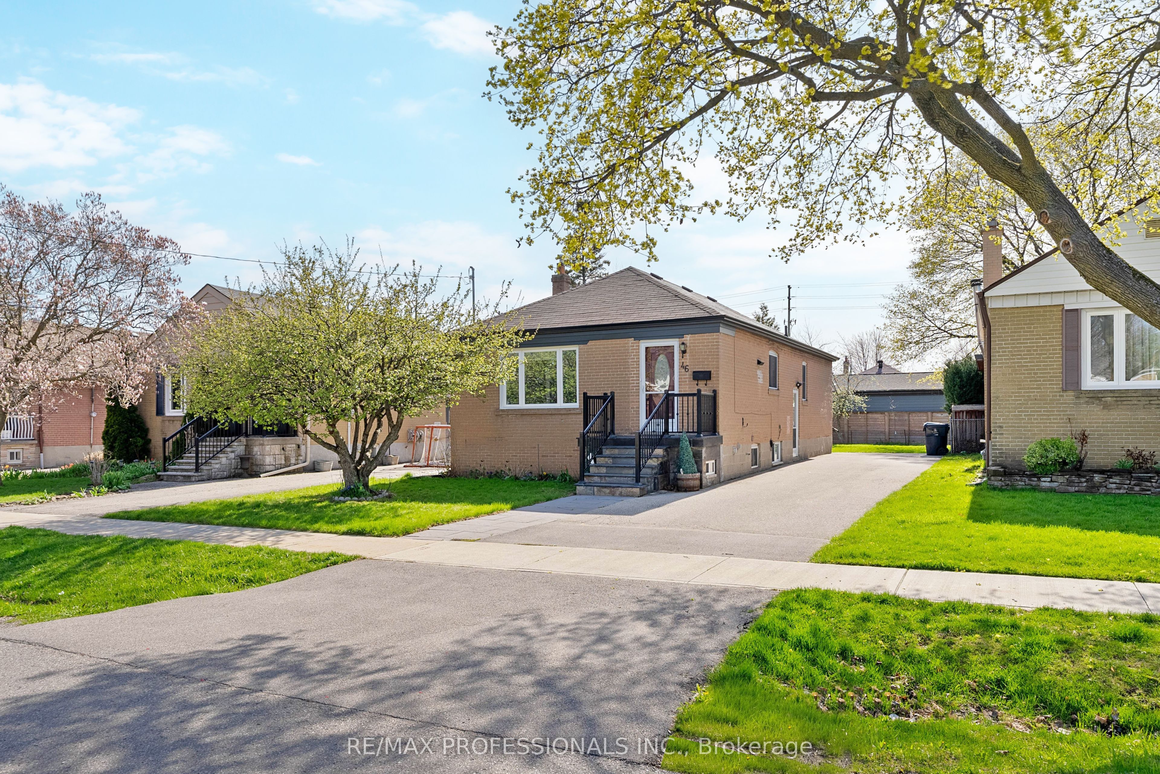 46 Stock Avenue, Toronto, ON, M8Z 5C6