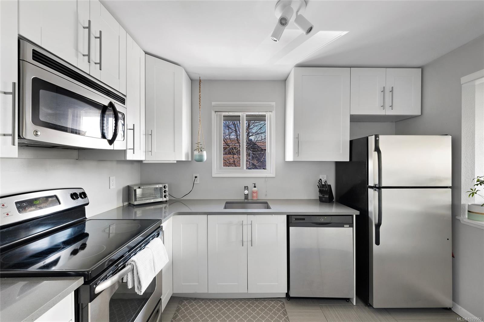 Additional image 2 of 401-1525 Hillside Avenue, Victoria, BC, V8T 2C1