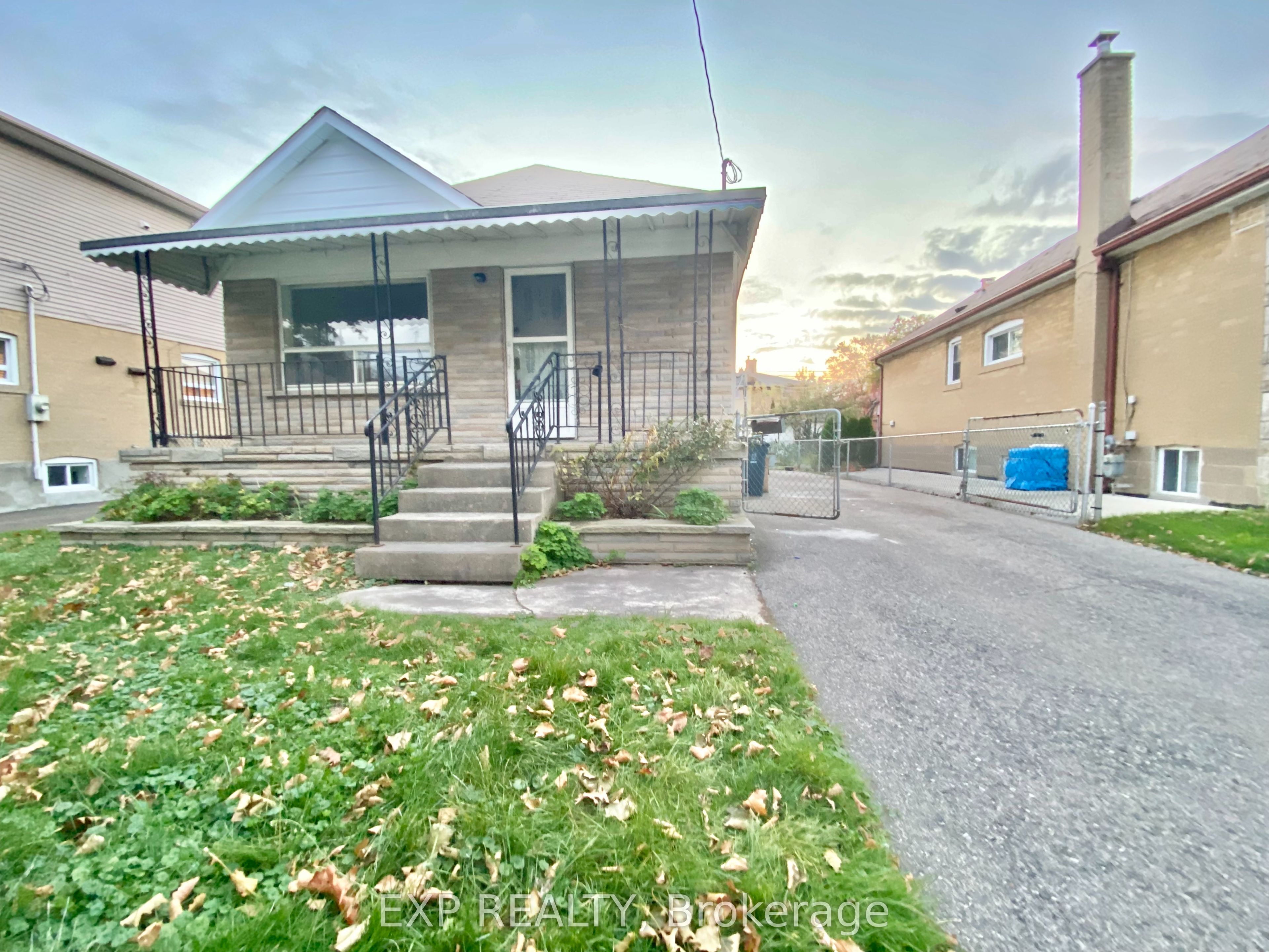 158 Hallmark Avenue, Toronto, ON, M8W 4K8