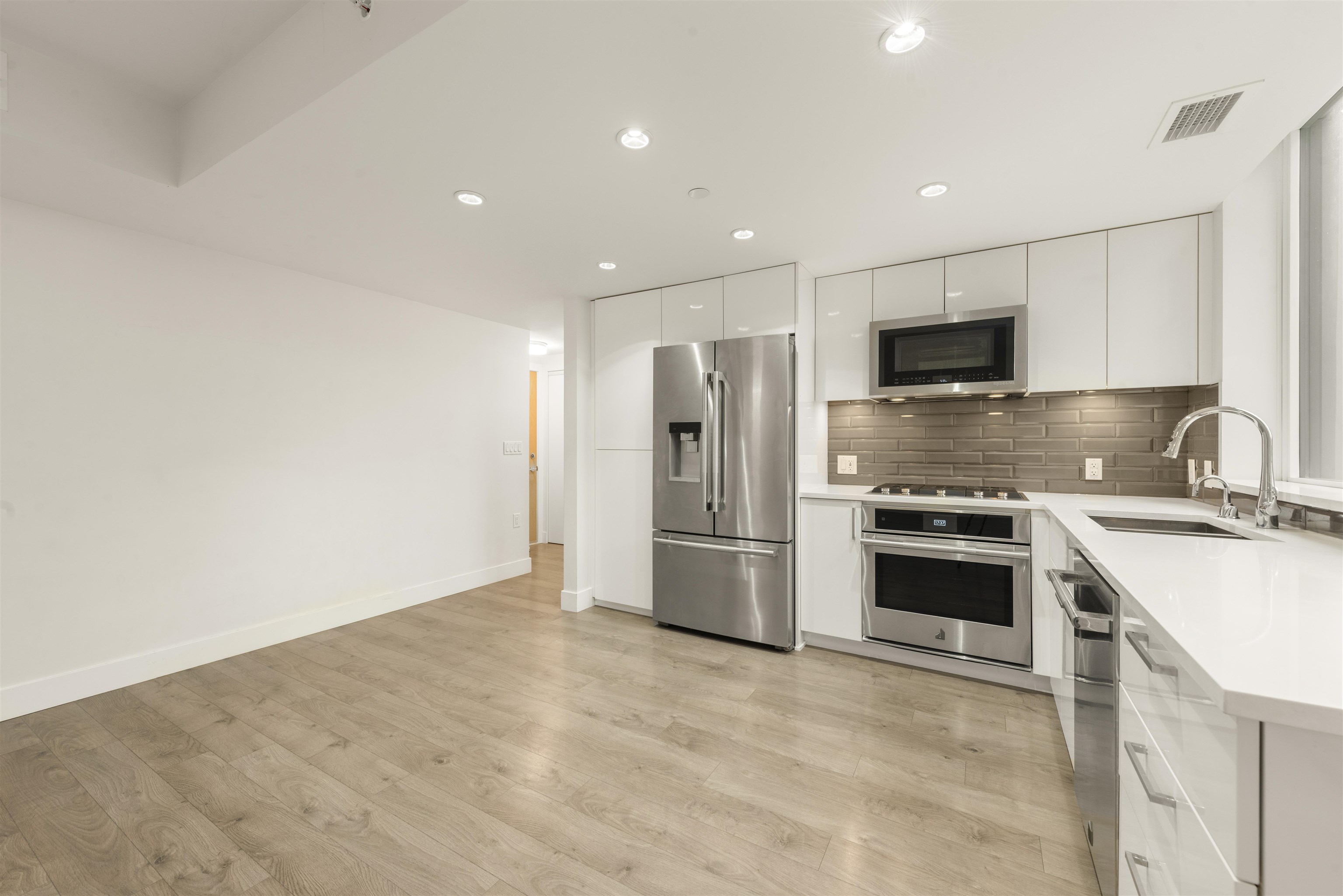 Additional image 6 of 304-3498 Marine Way, Vancouver, BC, V5S 0H1