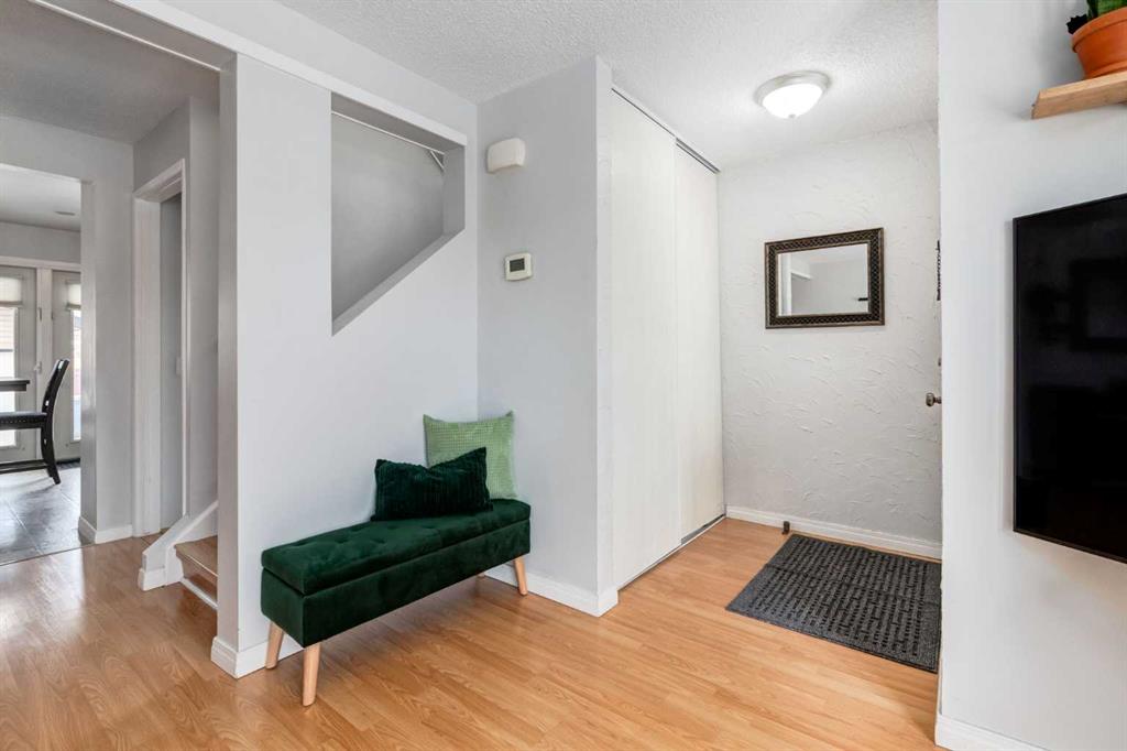 Additional image 2 of 955 Erin Woods Drive SE, Calgary, AB, T2B 2W4