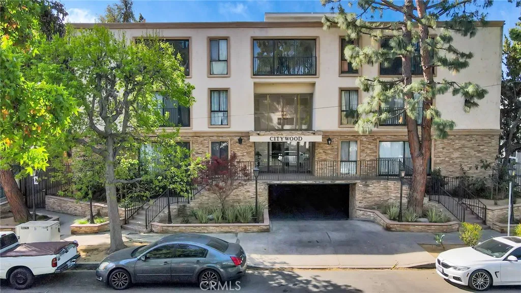 15344 Weddington Street Unit 102, Sherman Oaks, CA 91411 photo 2