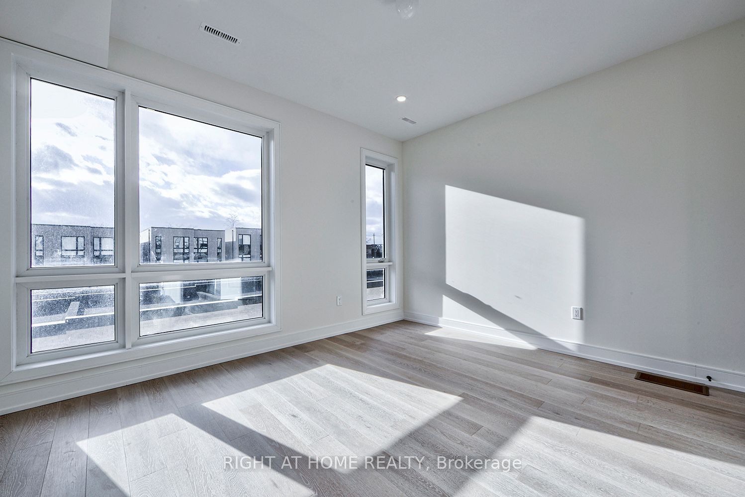Additional image 3 of 198 Mcroberts Avenue, Toronto, ON, M6E 4P5