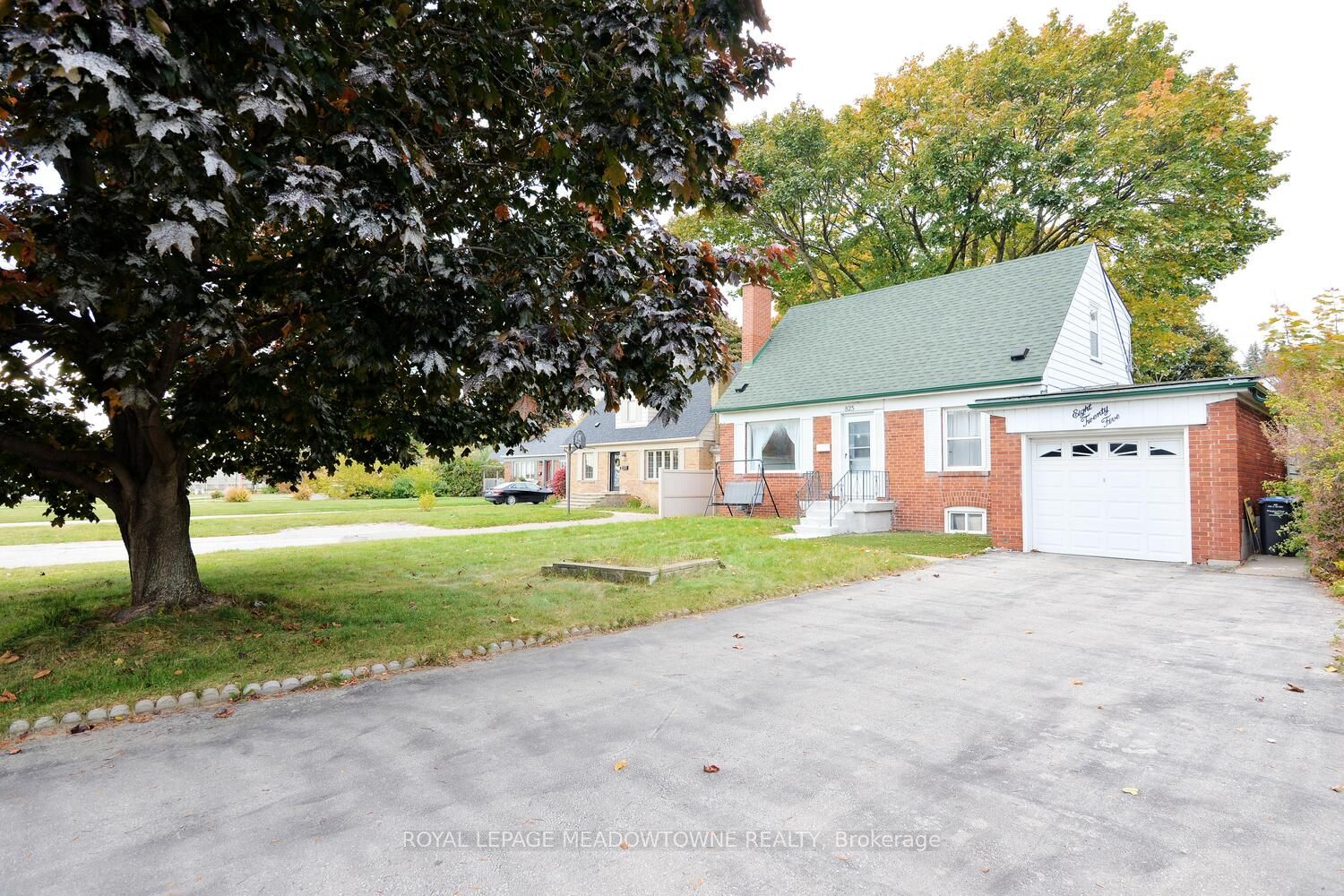 825 North Service Road, Mississauga, ON, L4Y 1A2