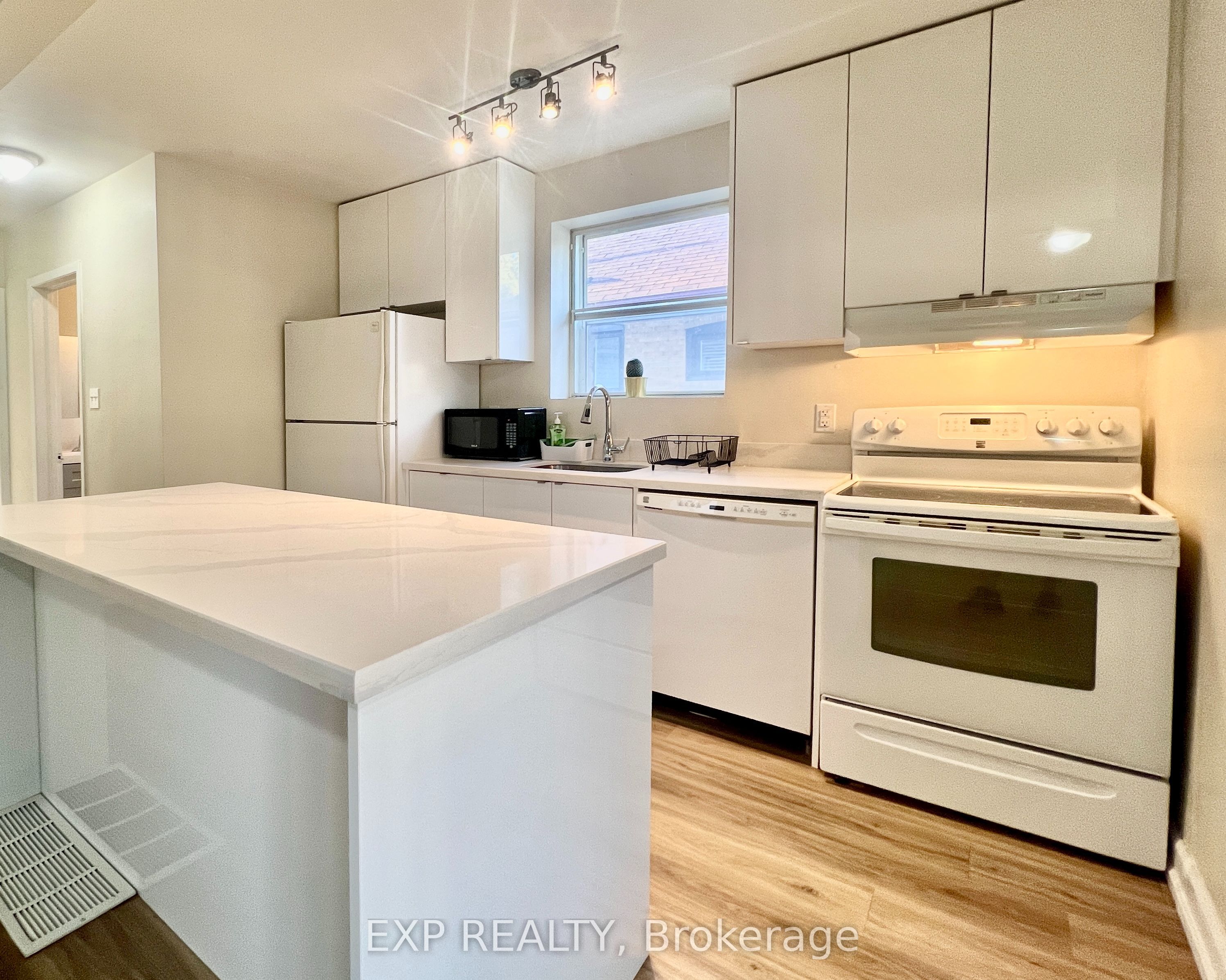 Additional image 5 of 158 Hallmark Avenue, Toronto, ON, M8W 4K8