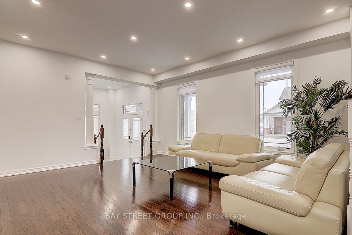 Additional image 3 of 201 Bilbrough Street, Aurora, ON, L4G 7X1