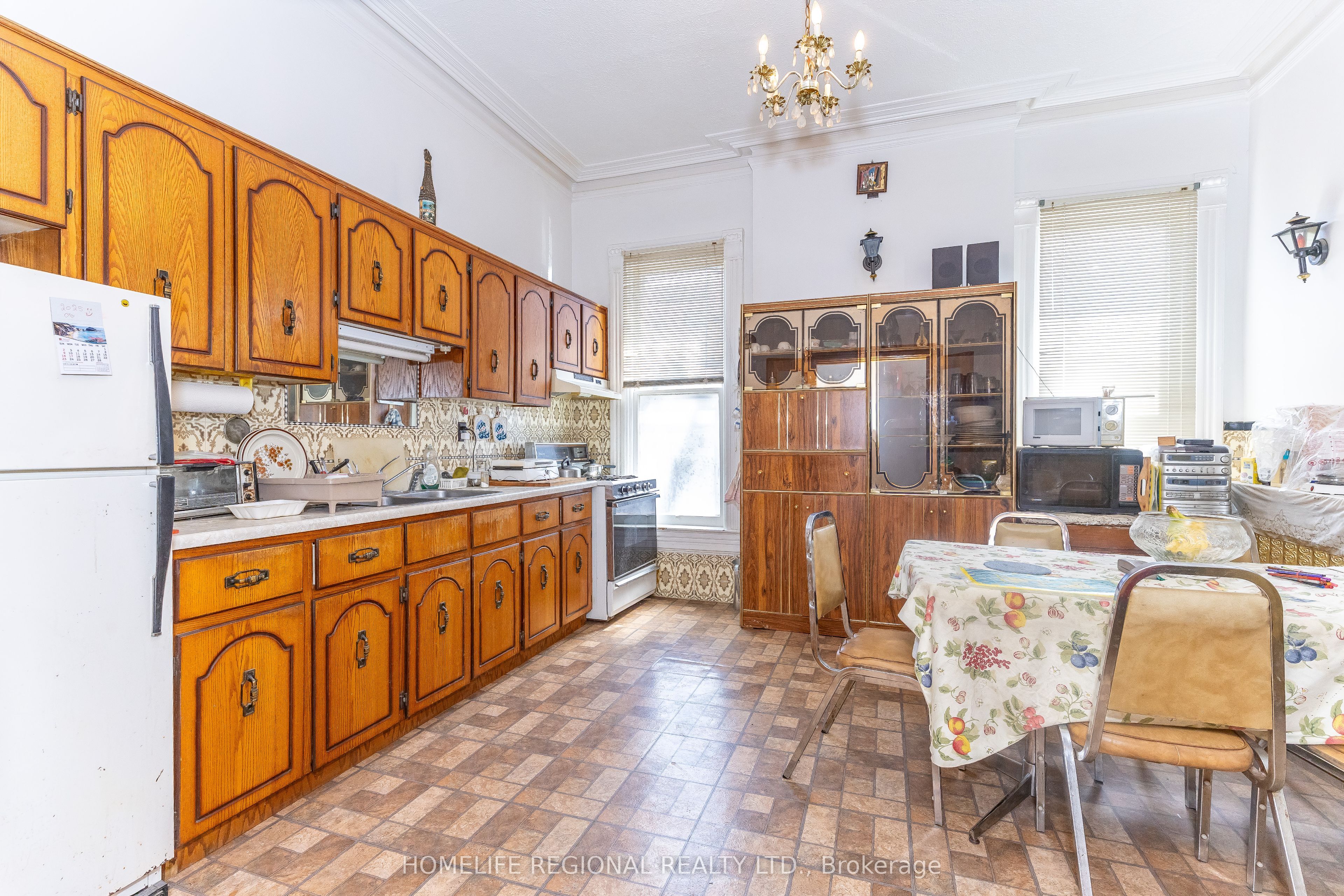 Additional image 4 of 237 Roxton Road, Toronto, ON, M6G 3R1