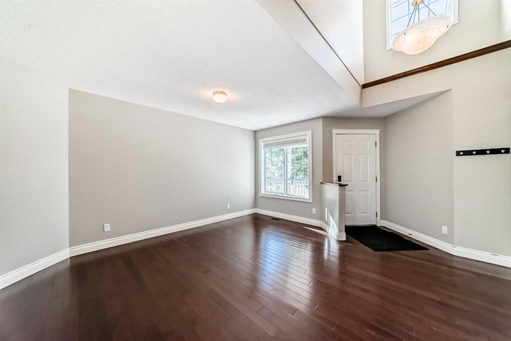 Additional image 3 of 141 Somerglen Way SW, Calgary, AB, T2Y 4B2