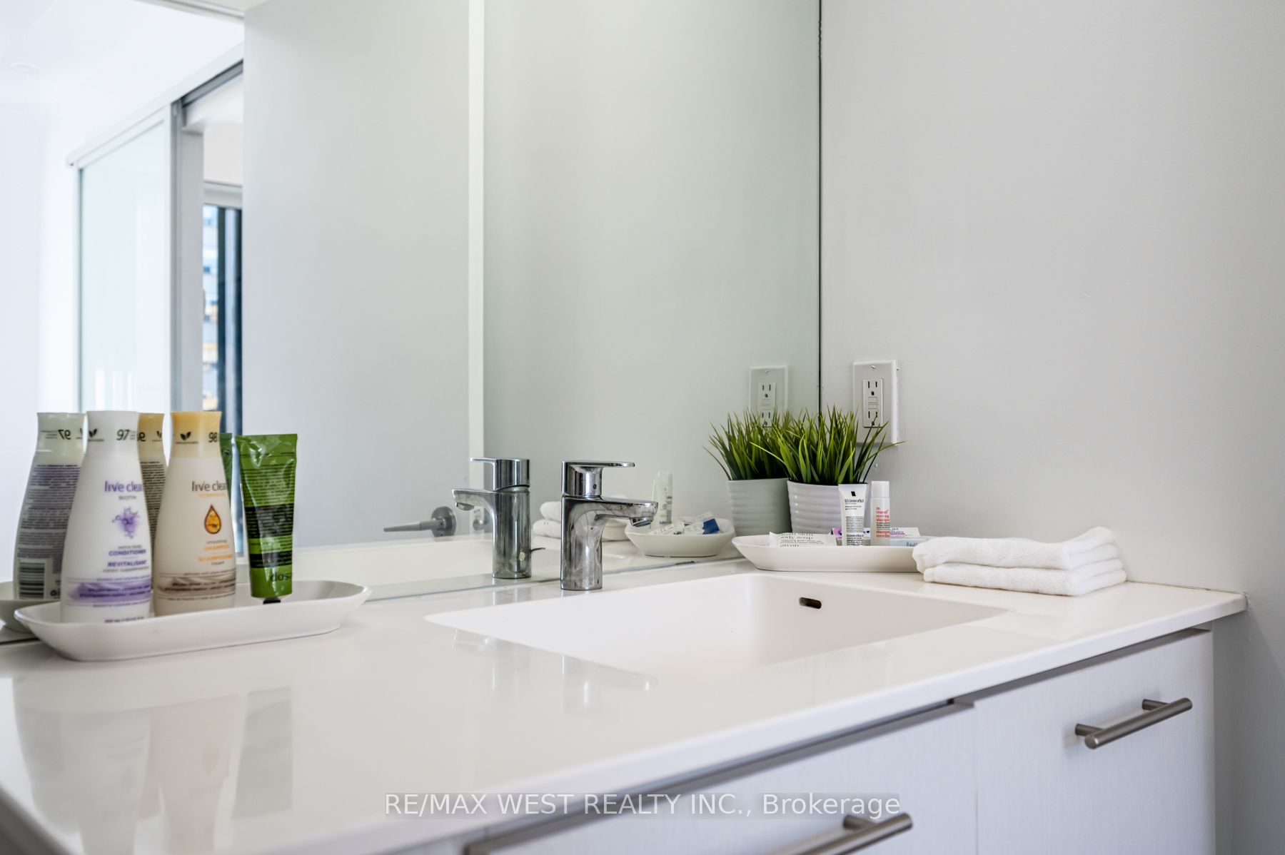 Additional image 6 of 409-435 Richmond Street W, Toronto, ON, M5V 0N1