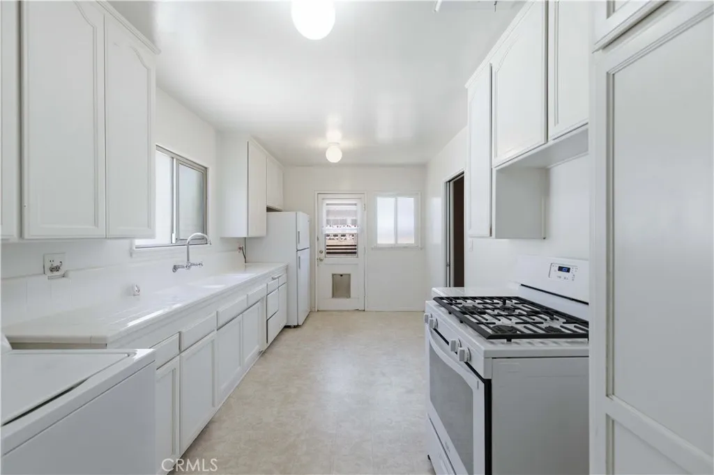 1438 W Ivyton St, Lancaster, CA 93534 photo 3