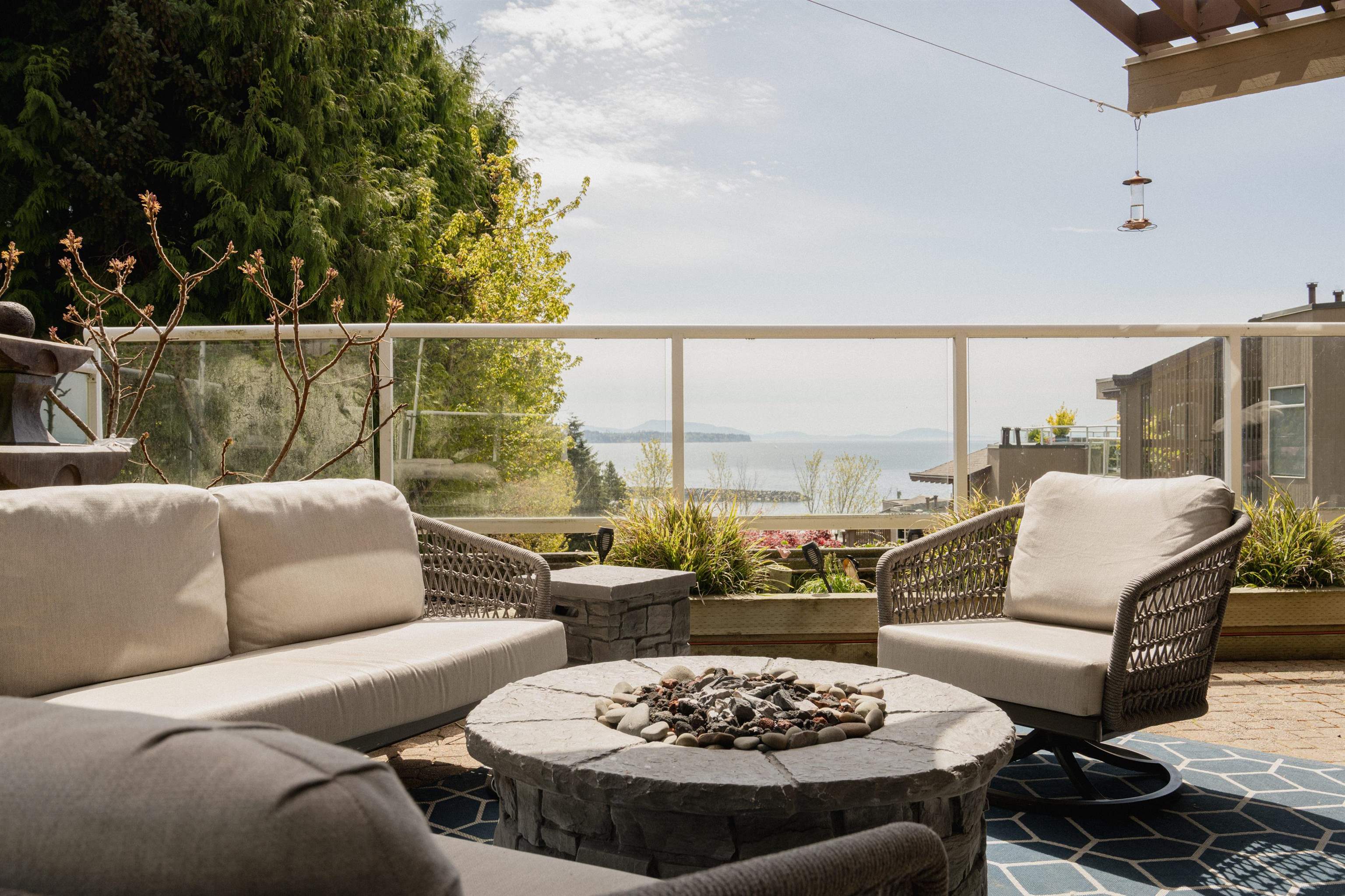 102-15025 Victoria Avenue, White Rock, BC, V4B 1G2