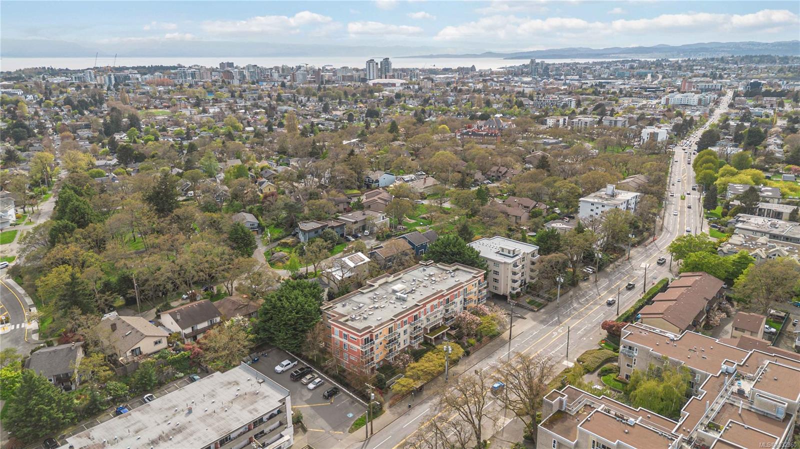 Additional image 2 of 211-1371 Hillside Avenue, Victoria, BC, V8T 2B3