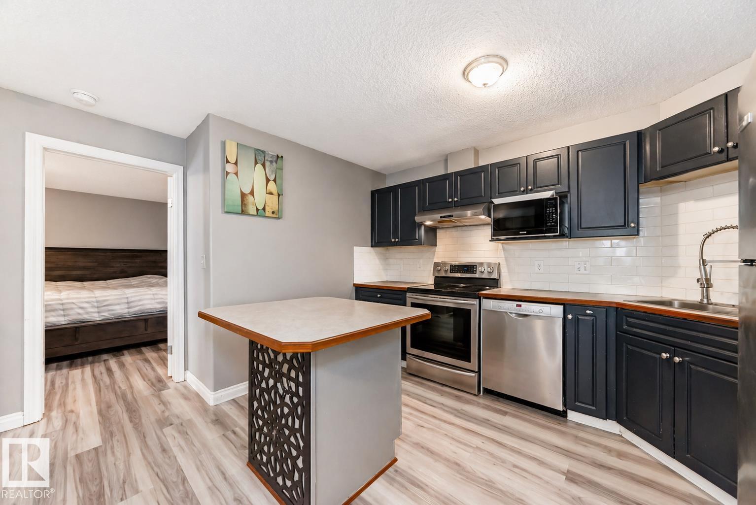 102-16221 95 Street NW, Edmonton, AB, T5Z3V3
