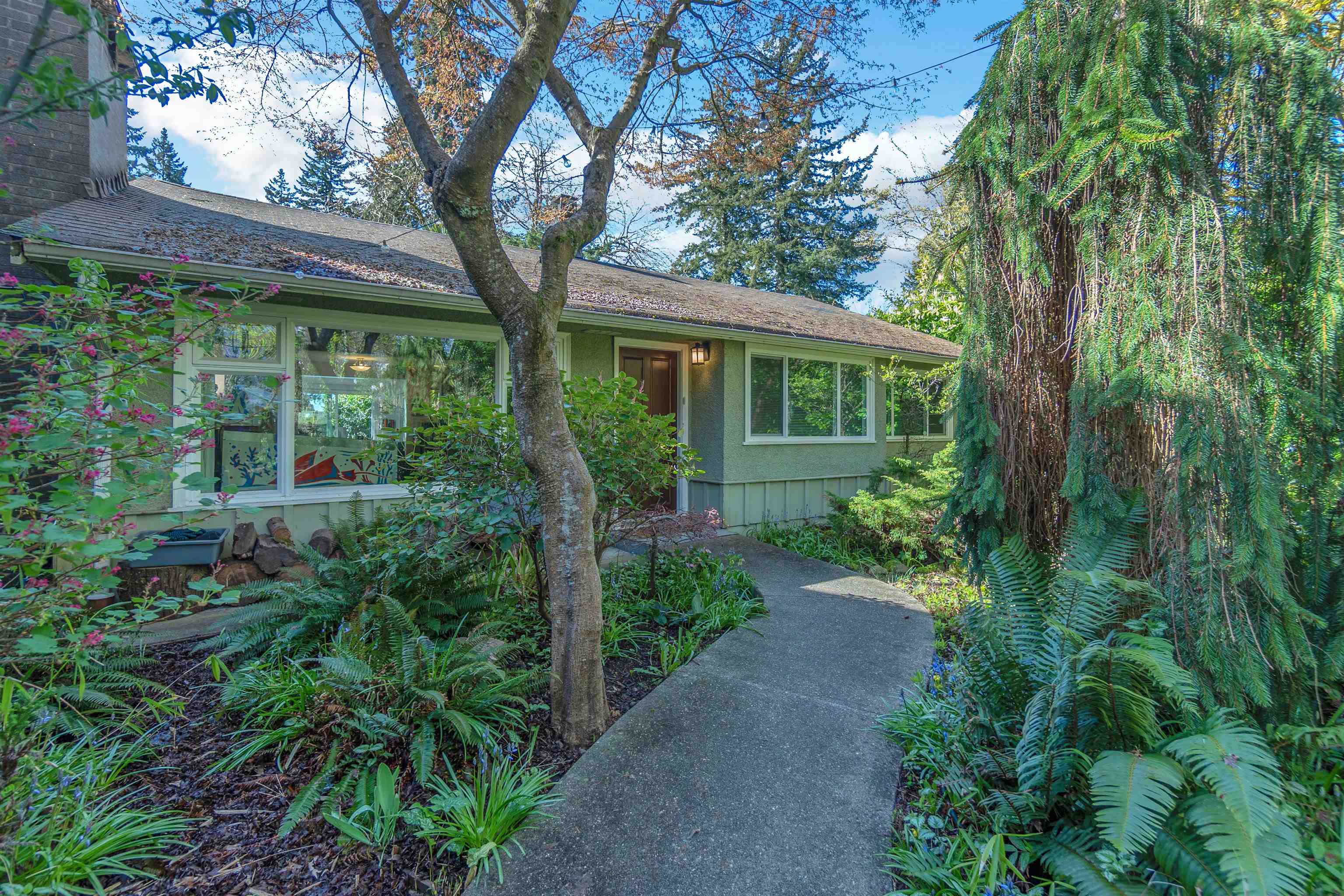825 20th Street W, North Vancouver, BC, V7P 2B5