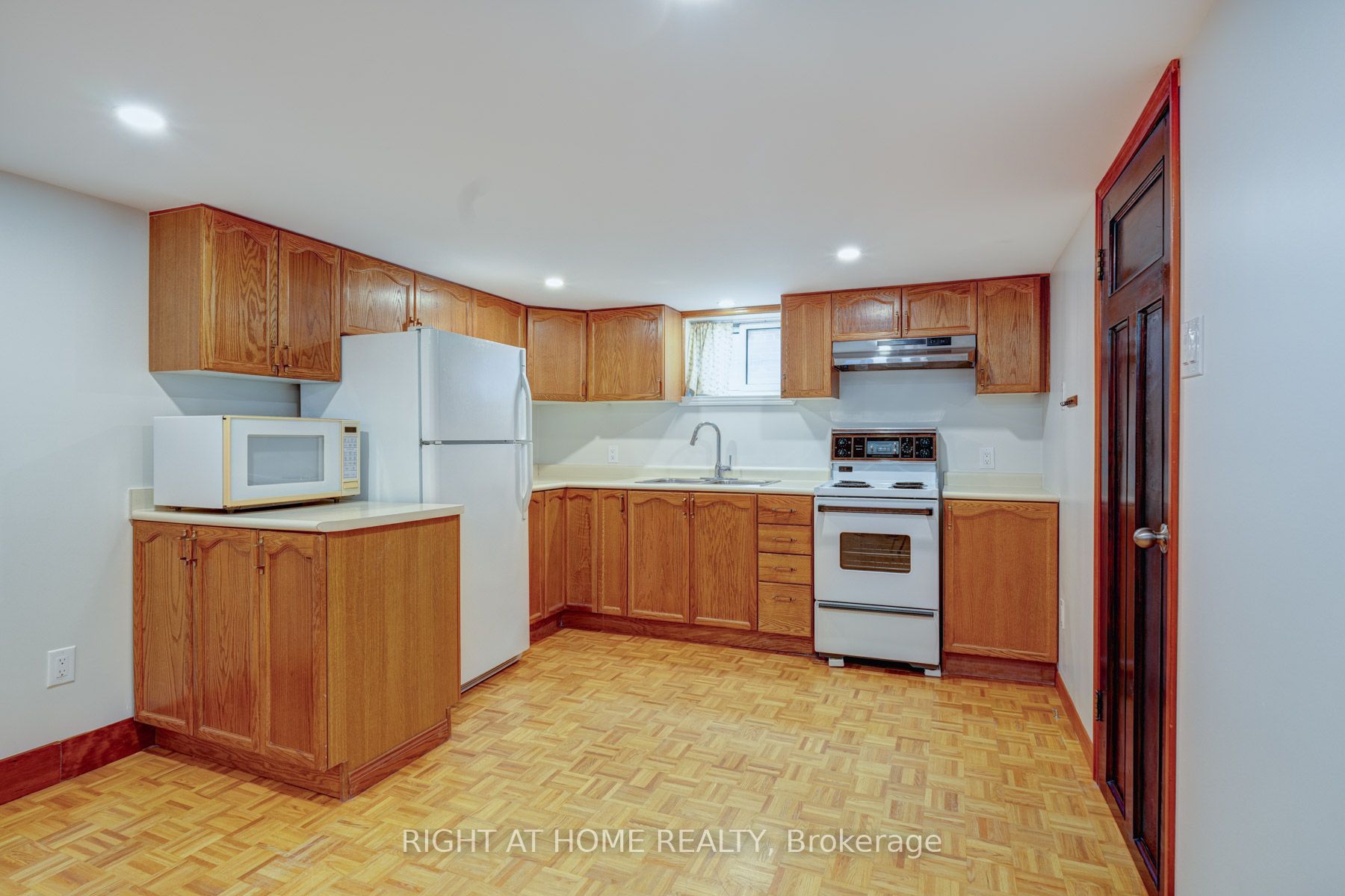 Lower-952 Coxwell Avenue, Toronto, ON, M4C 3G3
