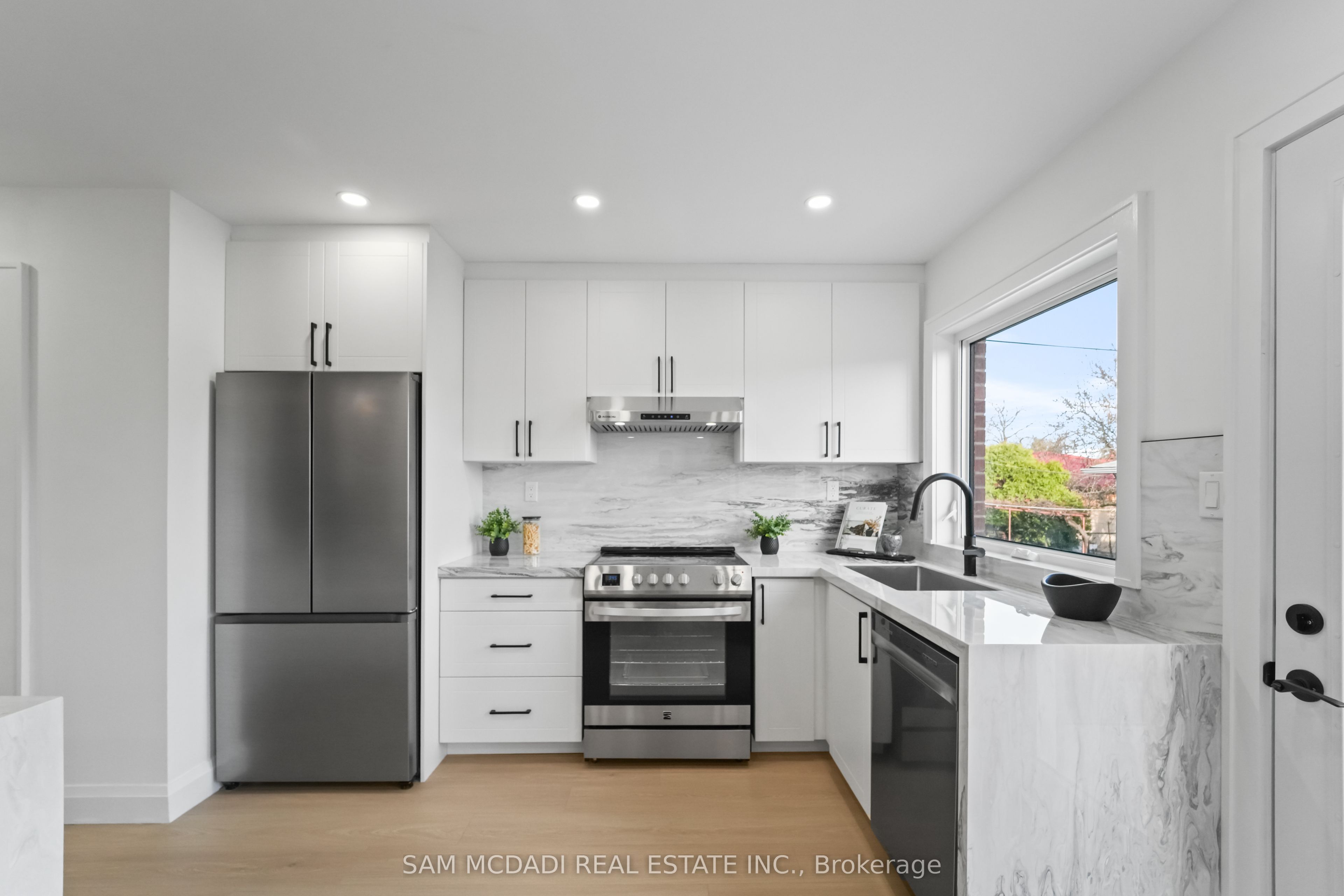 Additional image 5 of 25 Falstaff Avenue, Toronto, ON, M6L 2C6