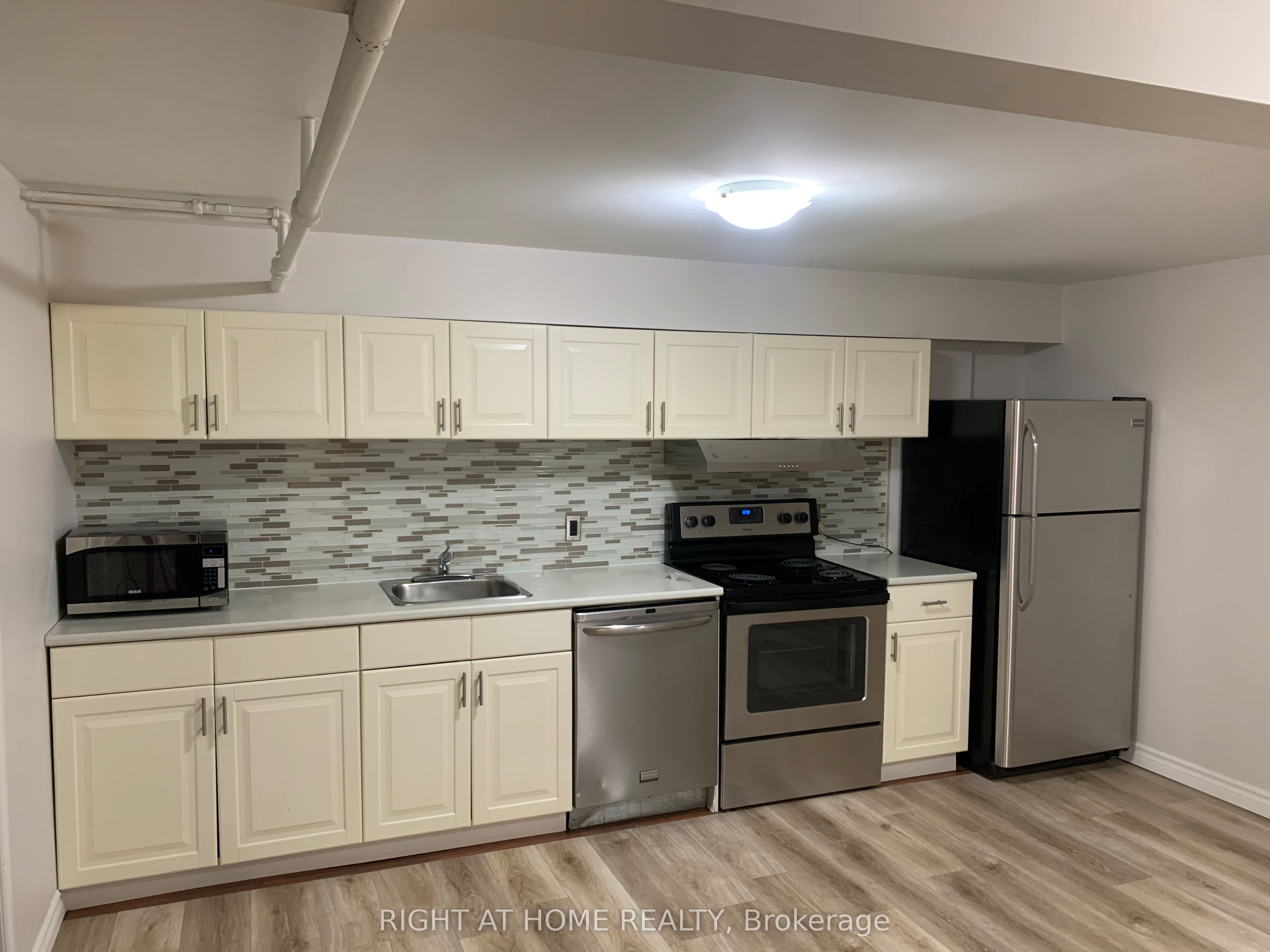 701 The Queensway Avenue, Toronto, ON, M8Y 1L2