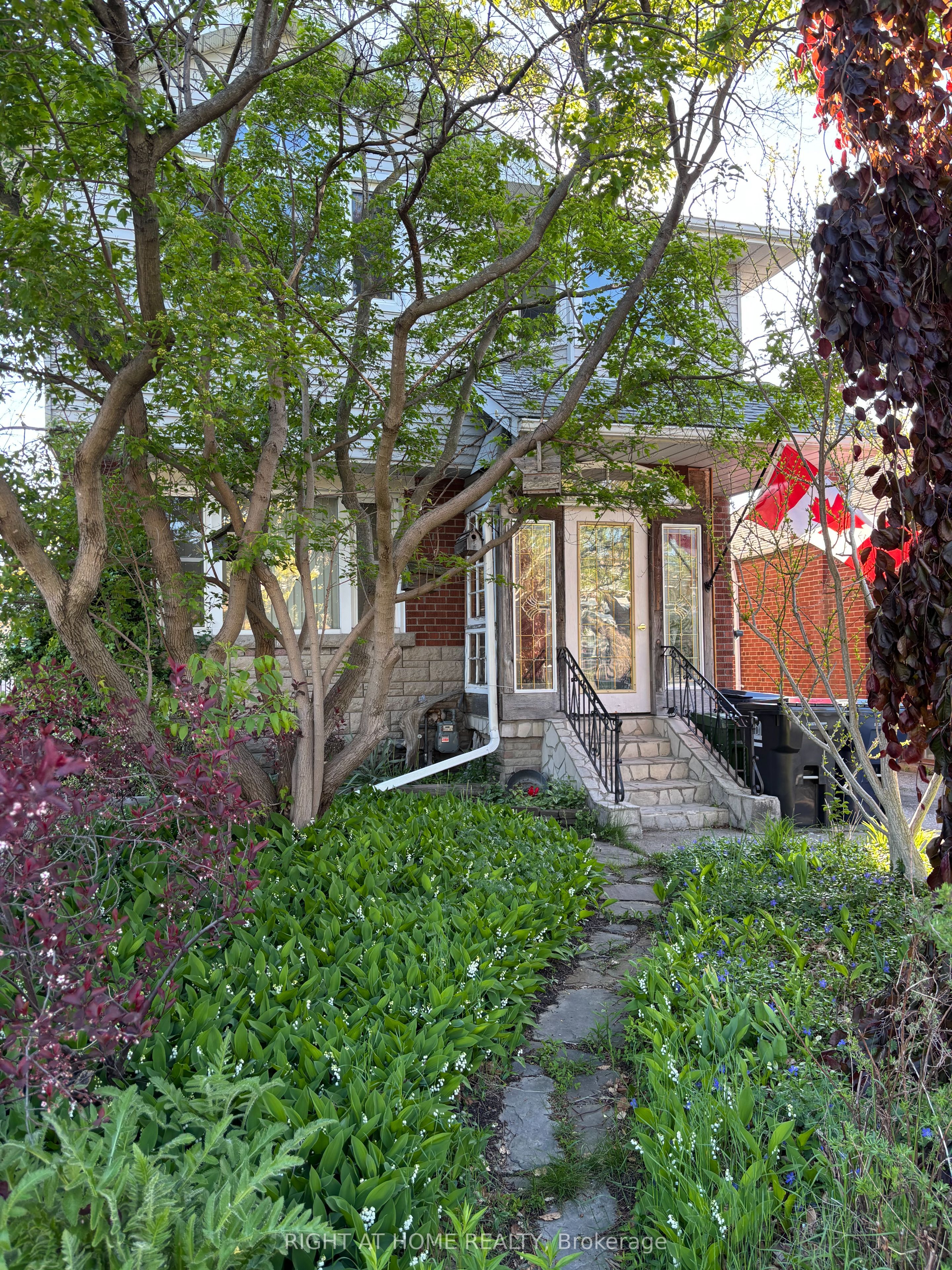 Main-952 Coxwell Avenue, Toronto, ON, M4C 3G3