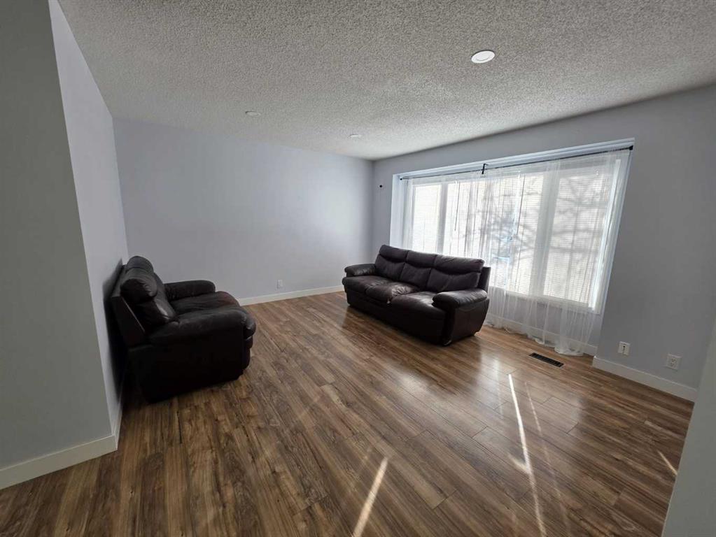 Additional image 3 of 192 Templevale Road NE, Calgary, AB, T1Y4W2