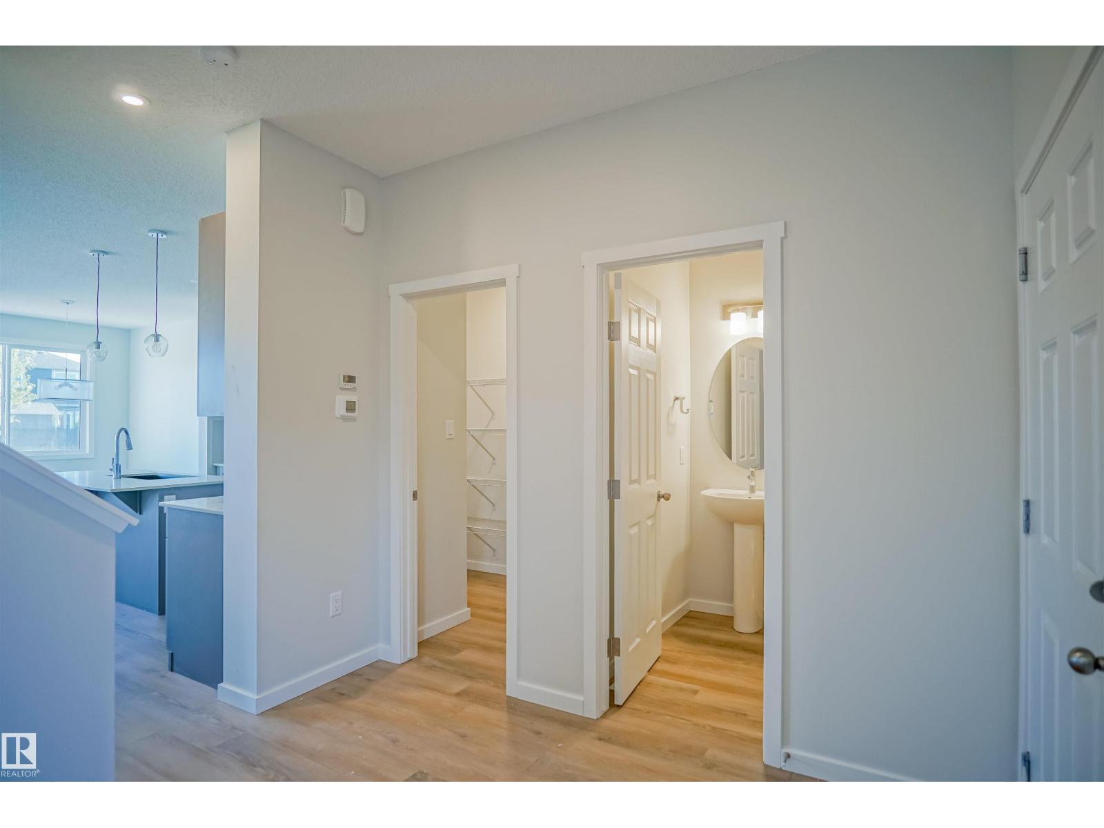 Additional image 5 of 938 18 Avenue NW, Edmonton, AB, T6T2V2