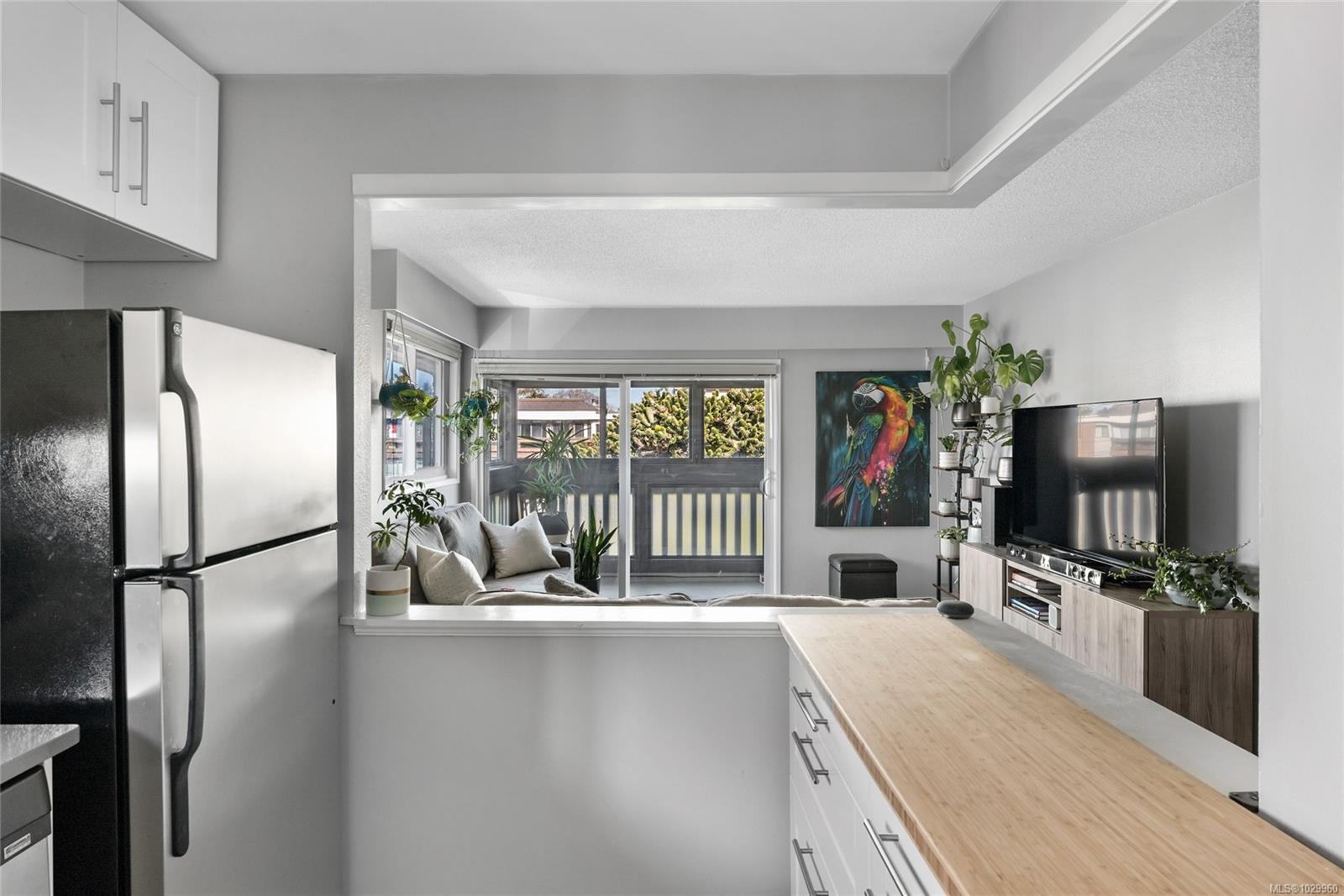 Additional image 3 of 401-1525 Hillside Avenue, Victoria, BC, V8T 2C1