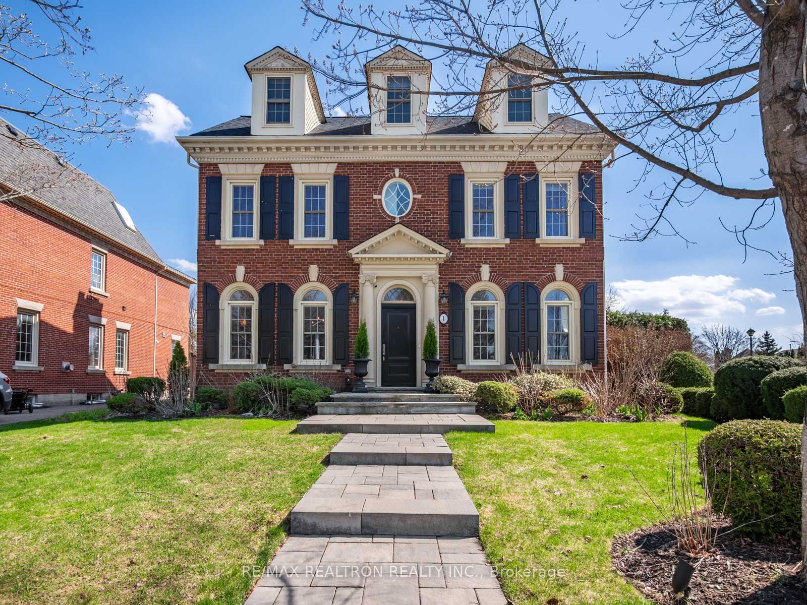 1 Willett Crescent, Richmond Hill, ON, L4C 7W7